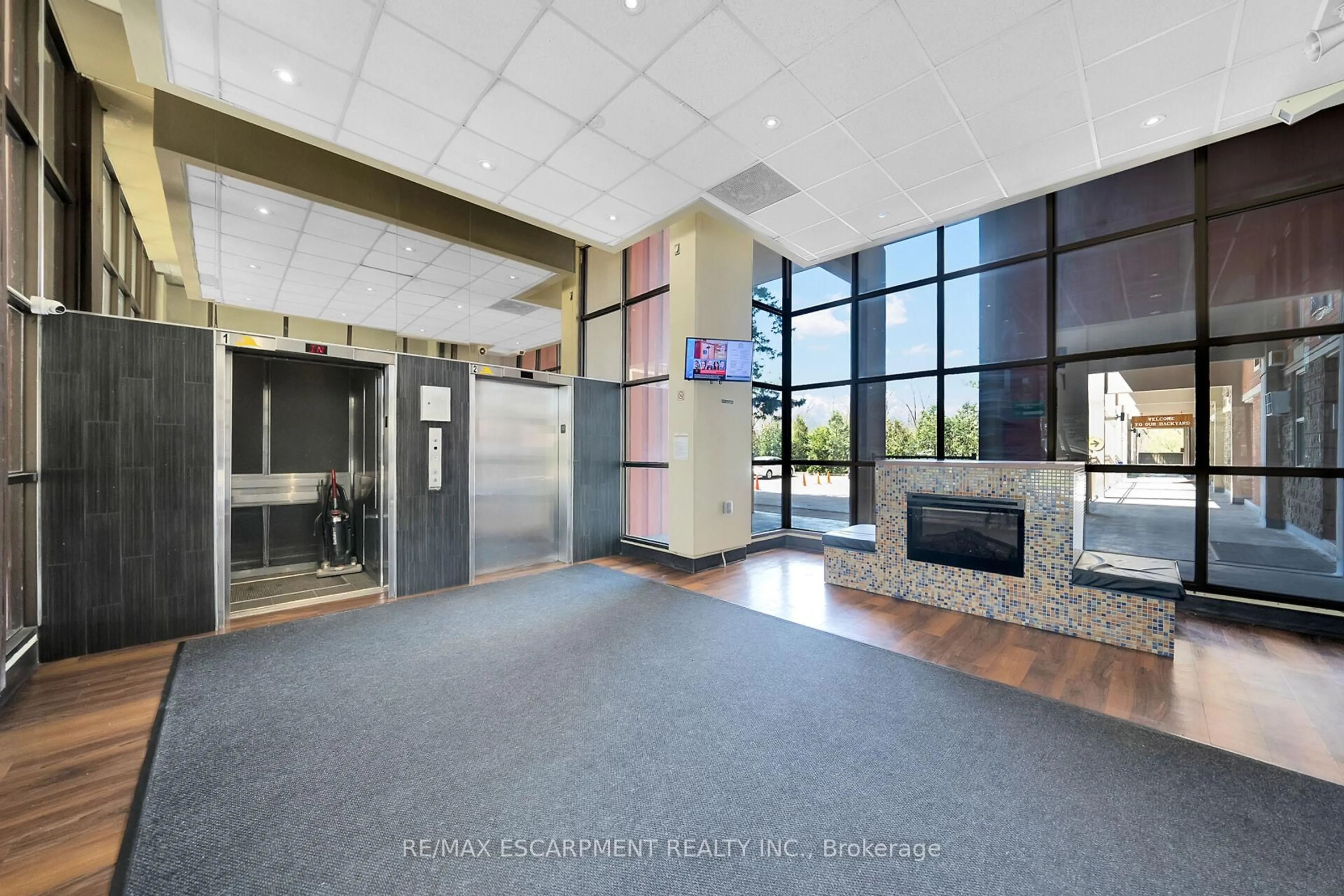Indoor foyer for 350 Quigley Rd #424, Hamilton Ontario L8K 5N2
