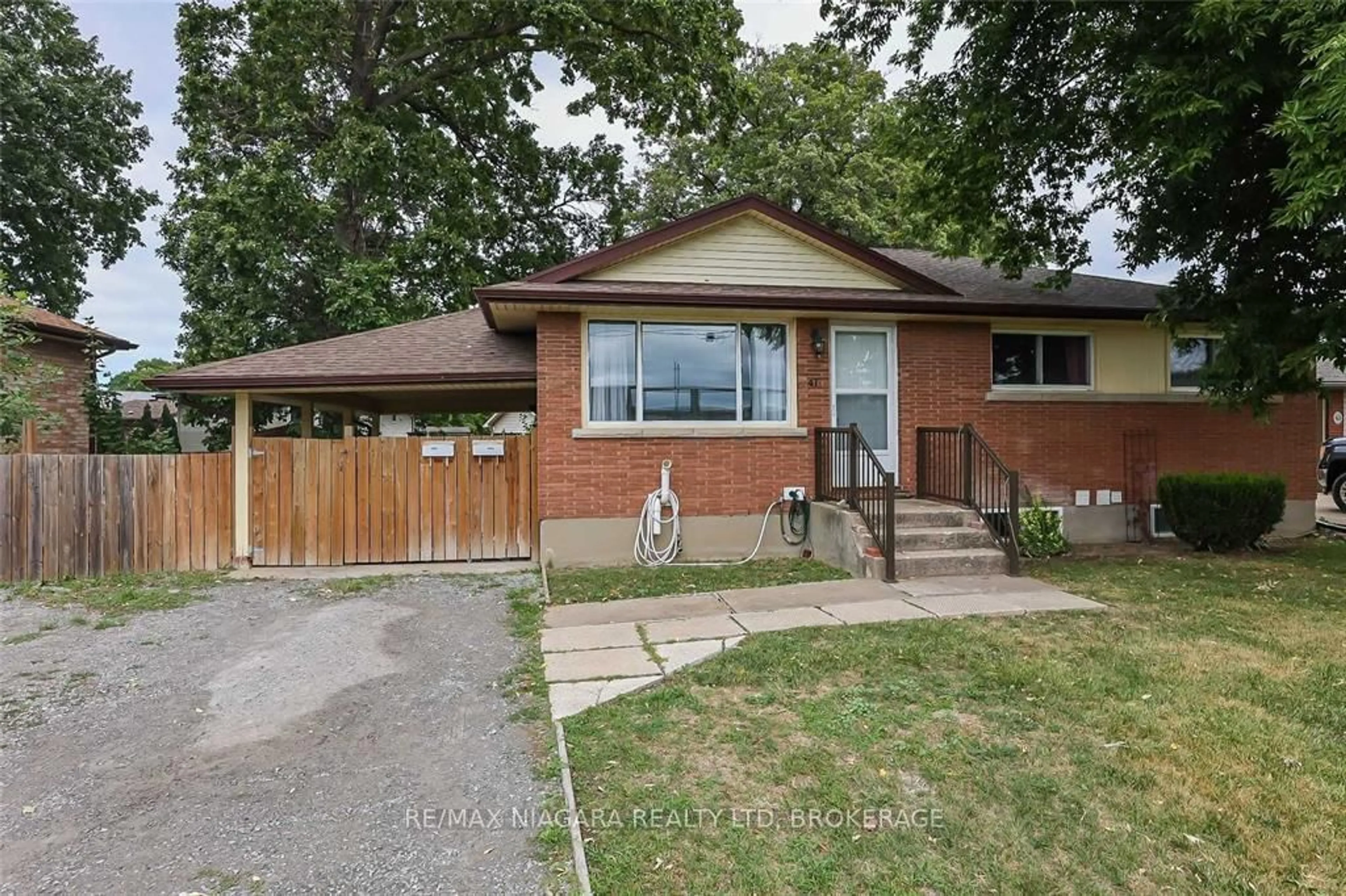 Home with brick exterior material, street for 41 Meadowvale Dr, St. Catharines Ontario L2N 3Z6