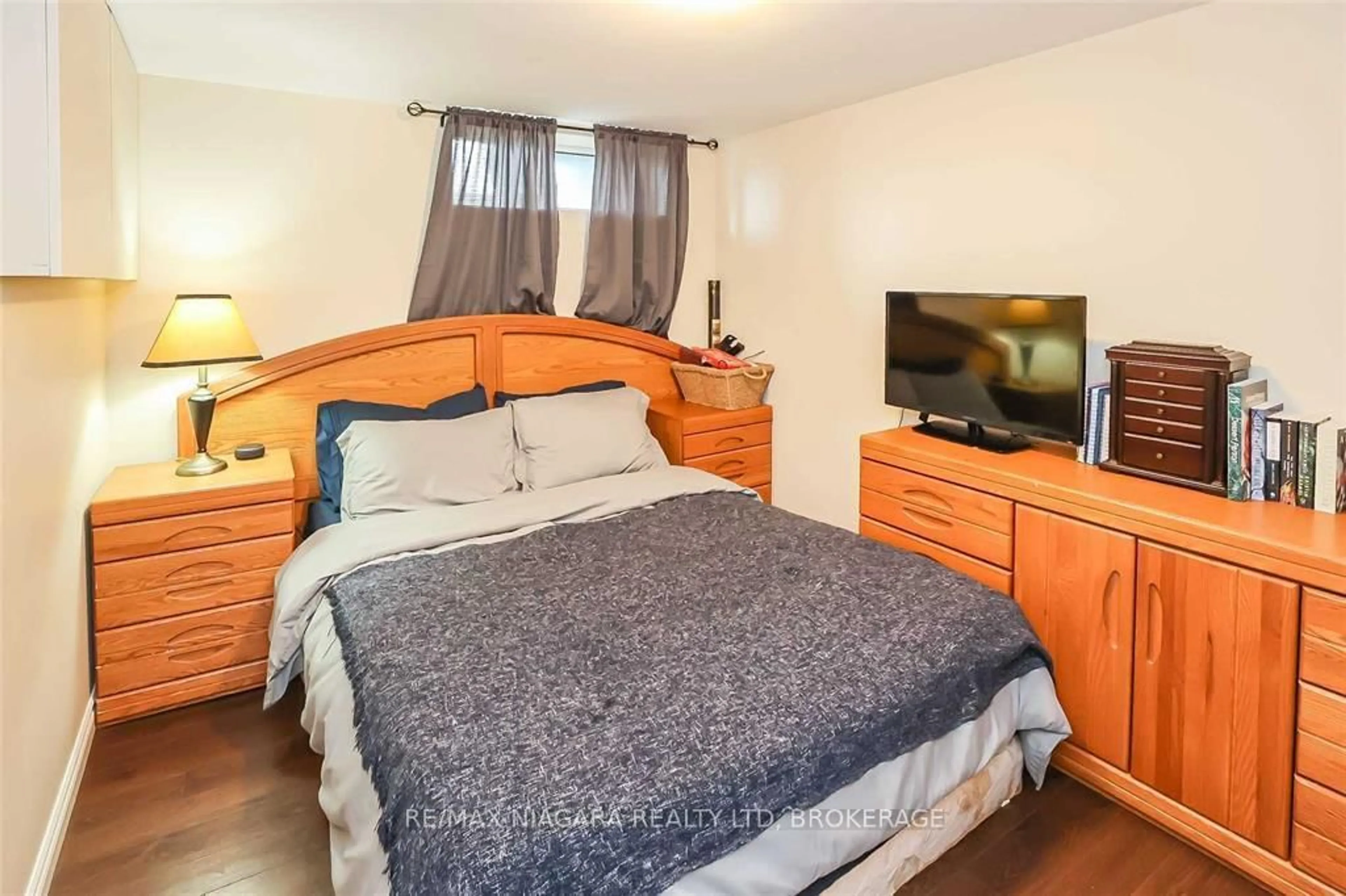 Bedroom with bed, wood/laminate floor for 41 Meadowvale Dr, St. Catharines Ontario L2N 3Z6