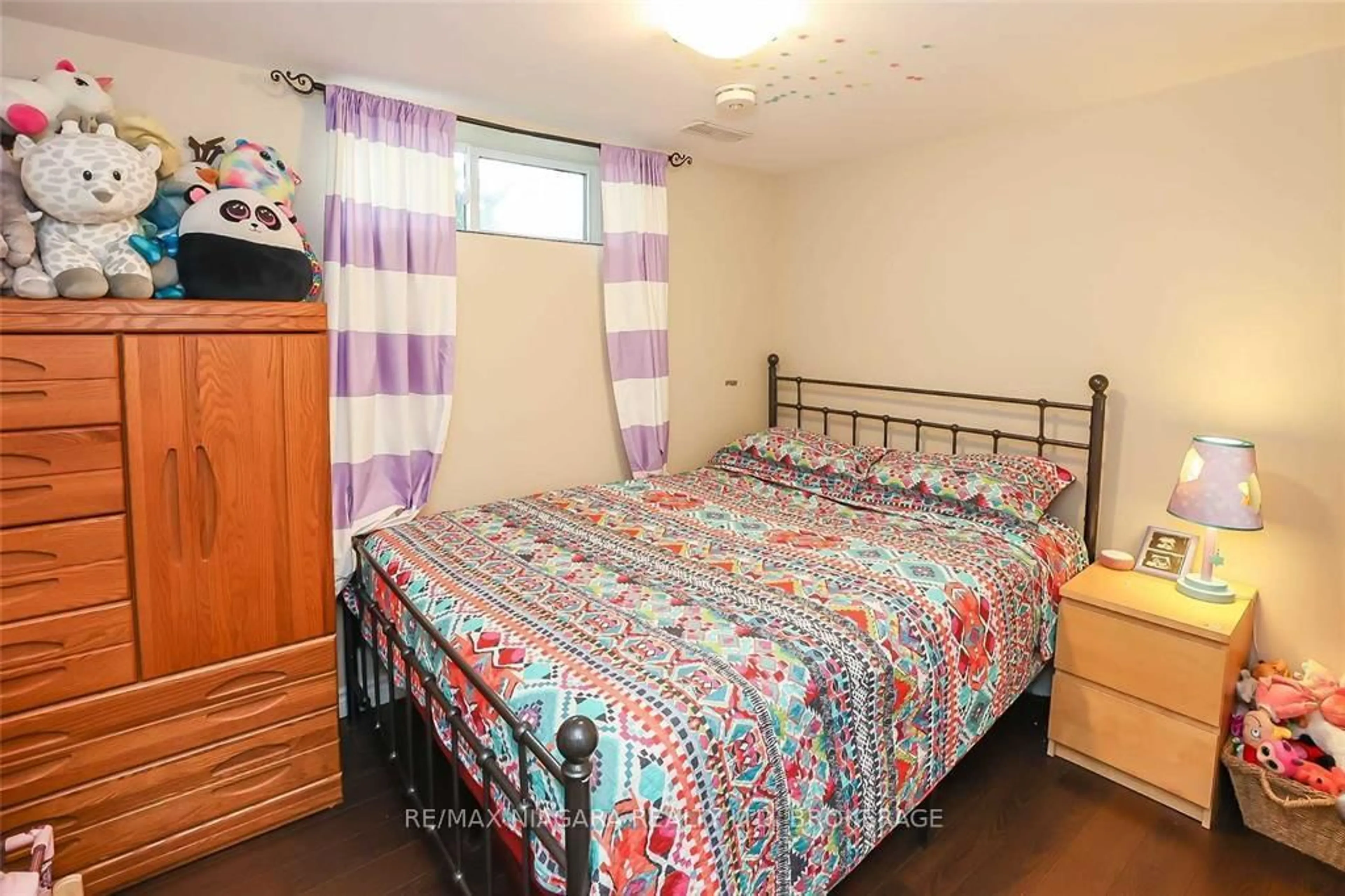 Bedroom with bed, unknown for 41 Meadowvale Dr, St. Catharines Ontario L2N 3Z6