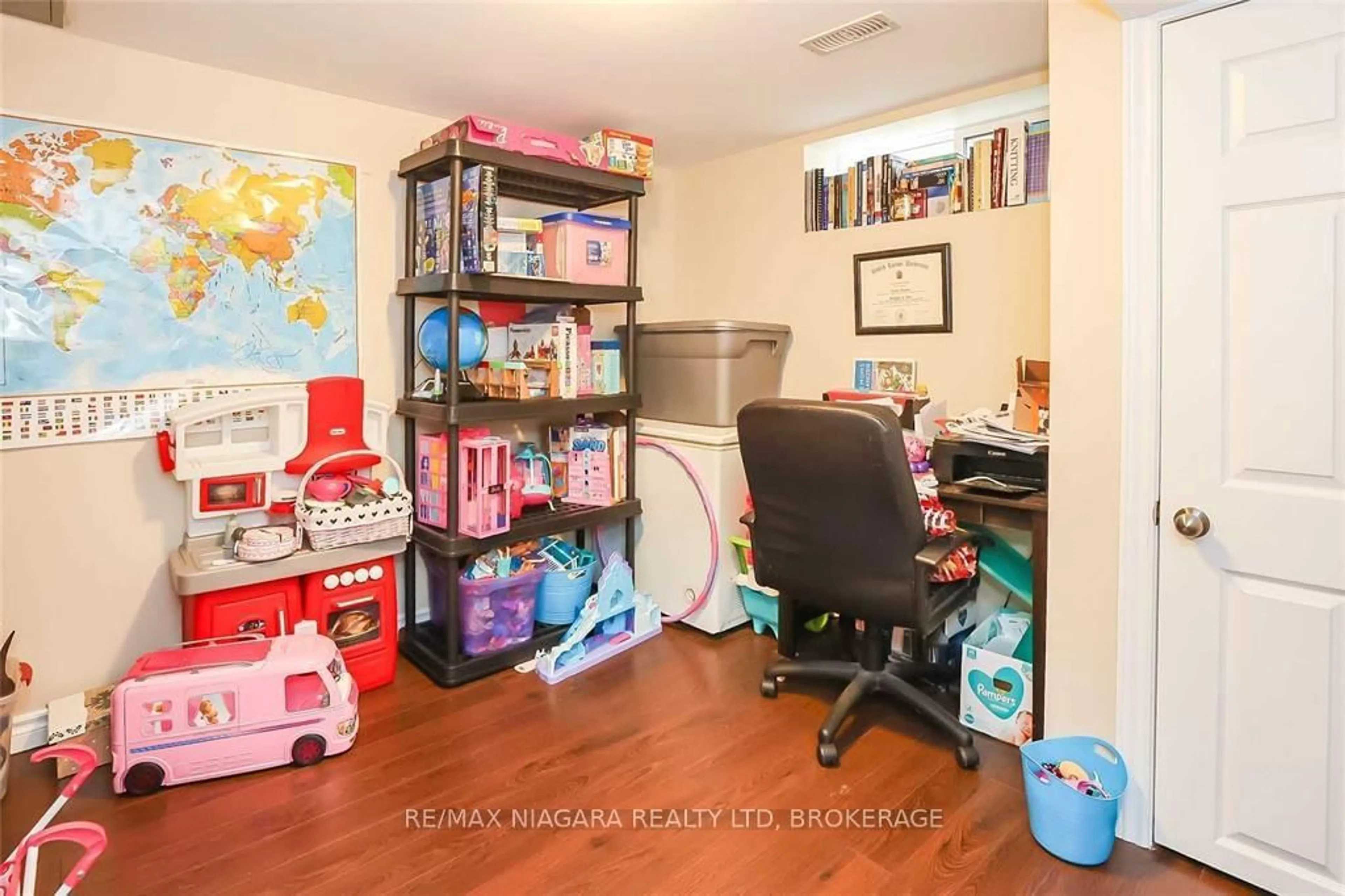 A pic of a room for 41 Meadowvale Dr, St. Catharines Ontario L2N 3Z6