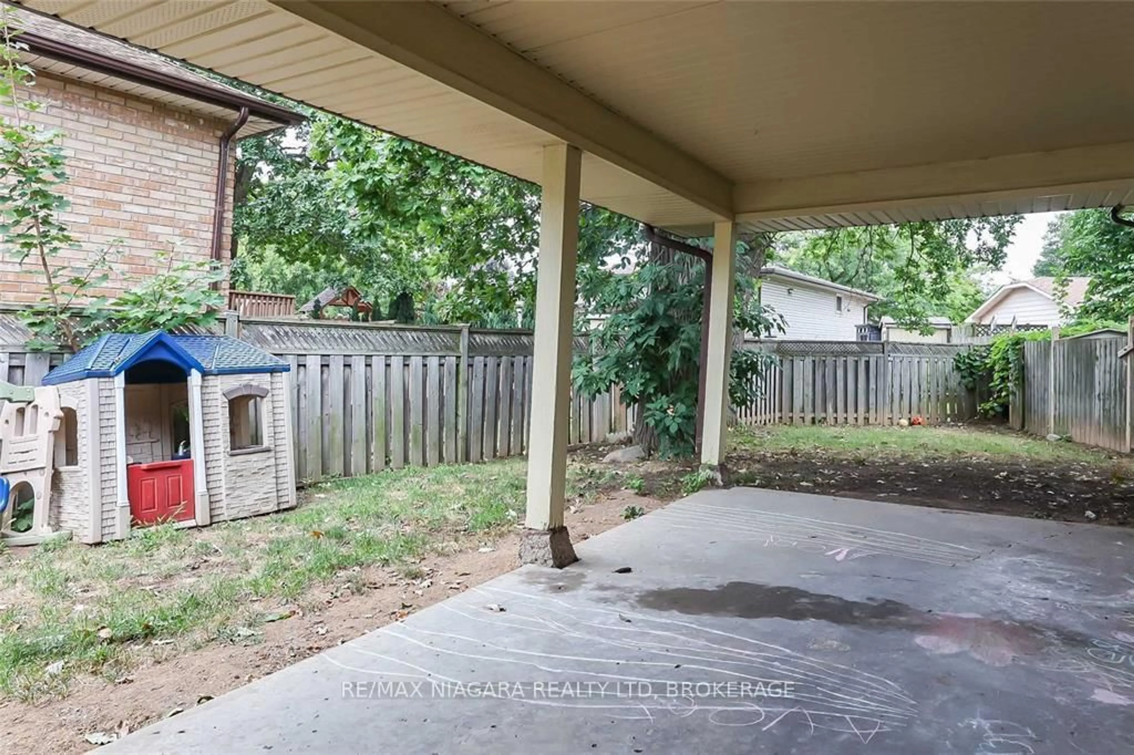 Patio, street for 41 Meadowvale Dr, St. Catharines Ontario L2N 3Z6