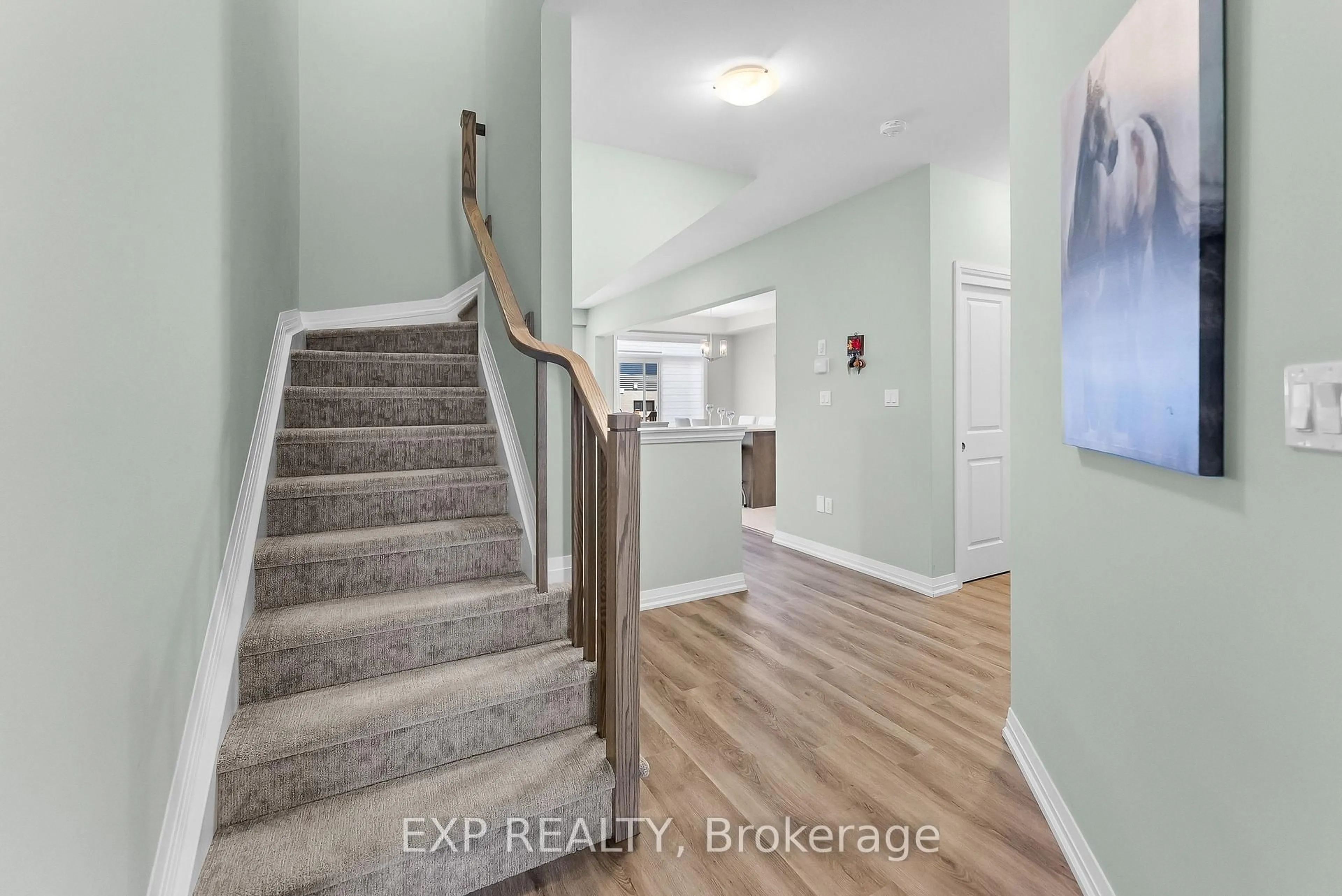 Indoor entryway for 4552 Portage Rd #28, Niagara Falls Ontario L2E 6A8