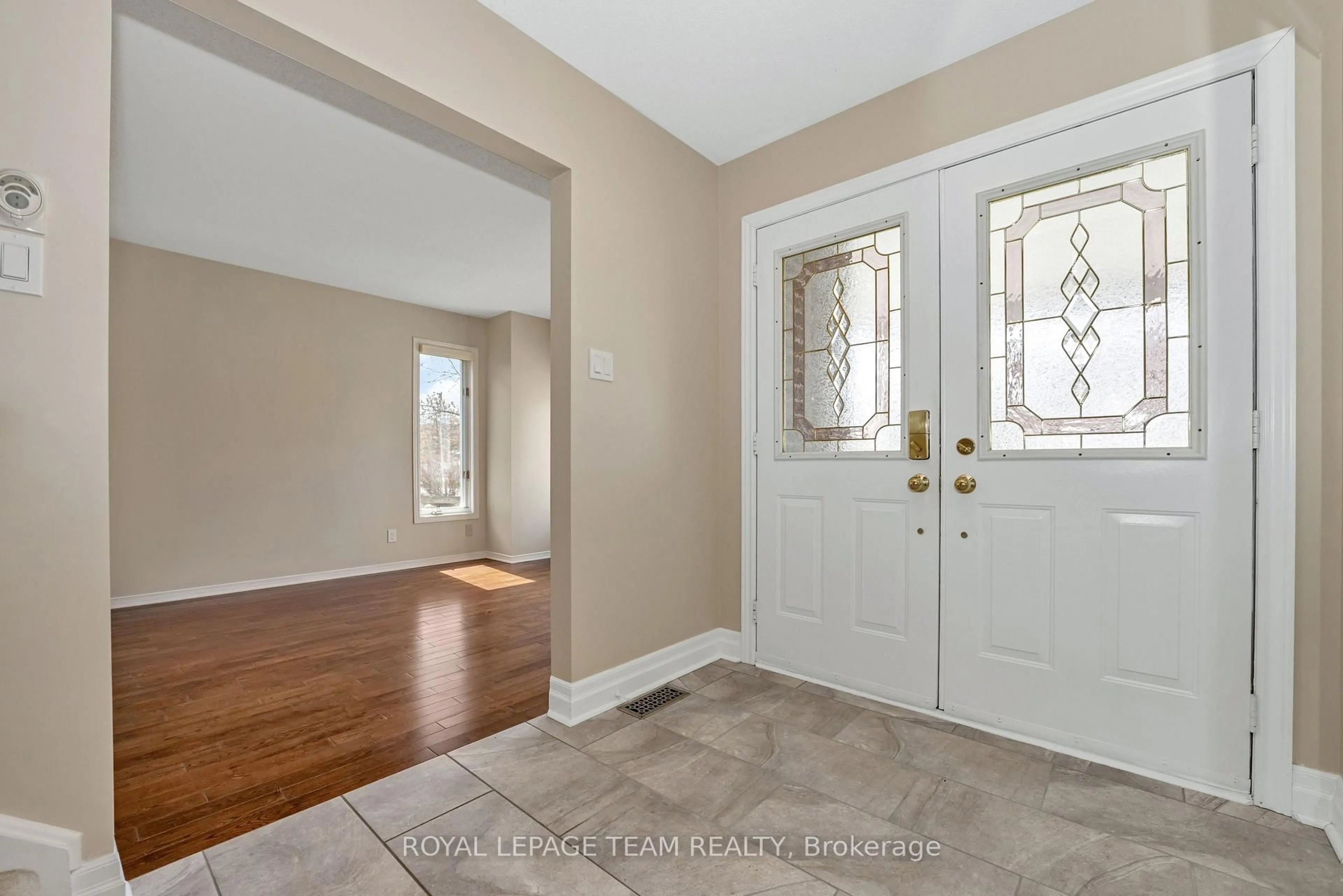 Indoor entryway for 89 Brae Cres, Ottawa Ontario K2S 1R1