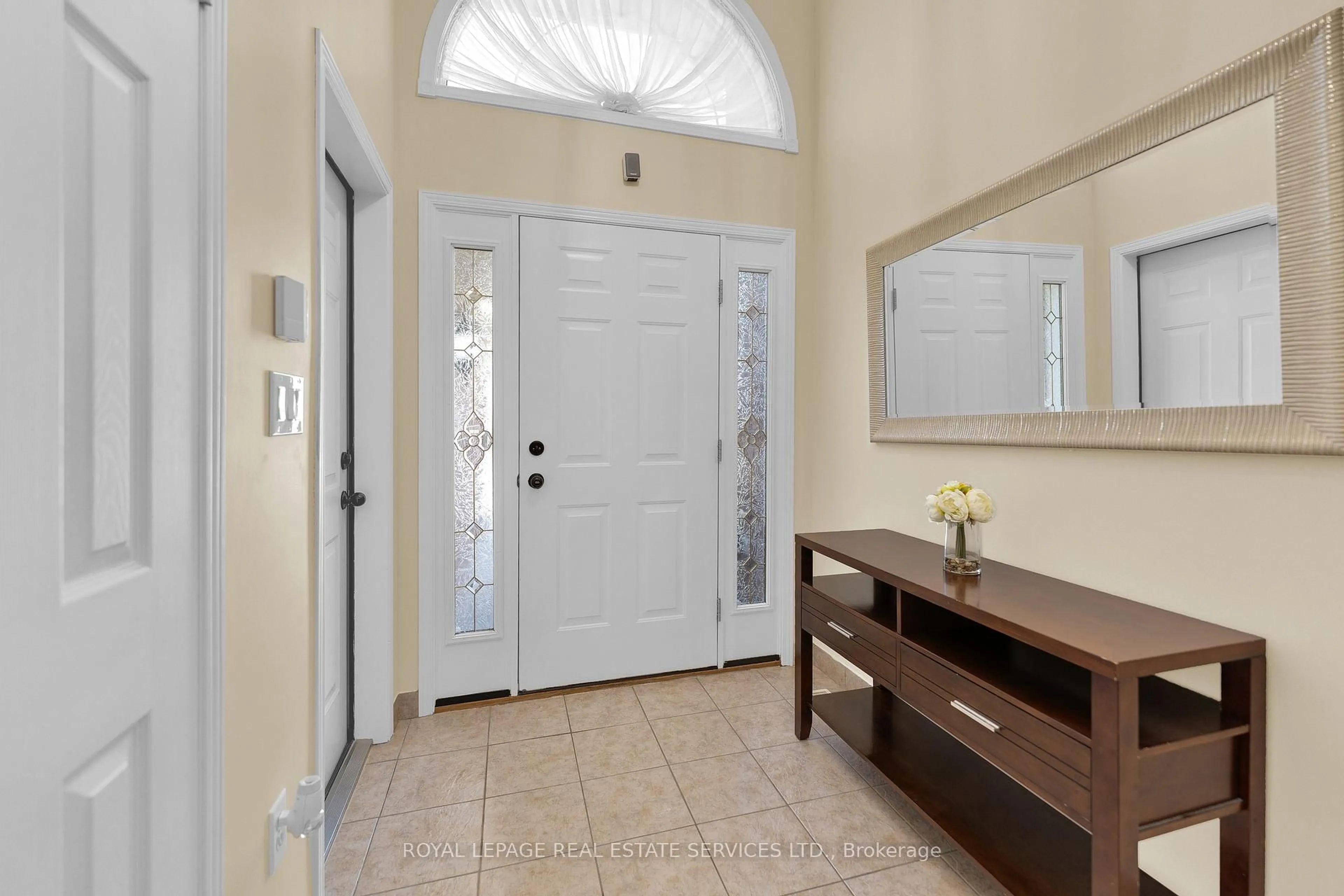 Indoor entryway for 185 Amy Croft Dr, Lakeshore Ontario N9K 1E3
