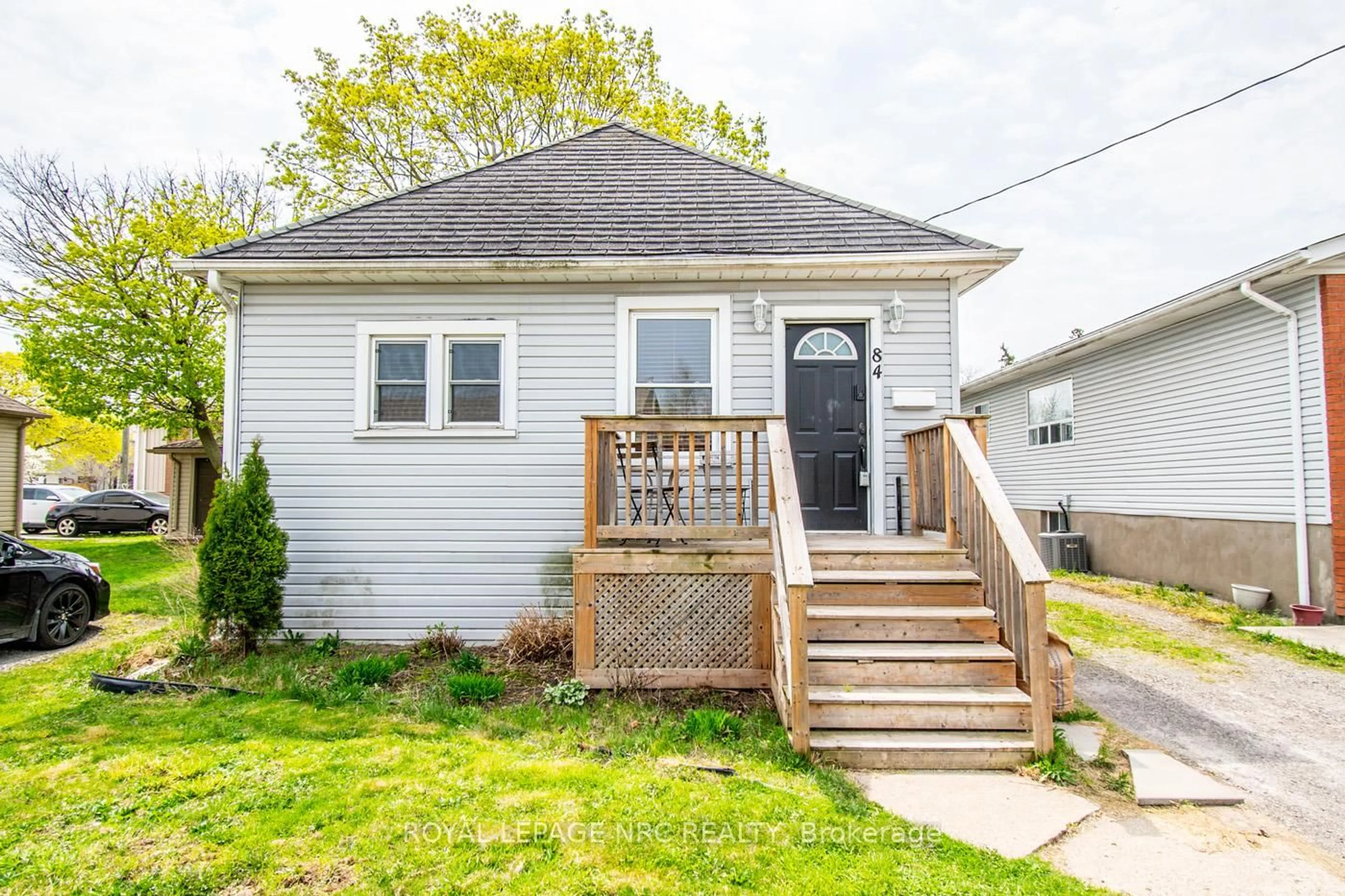 Home with vinyl exterior material, street for 84 Chetwood St, St. Catharines Ontario L2S 2A5