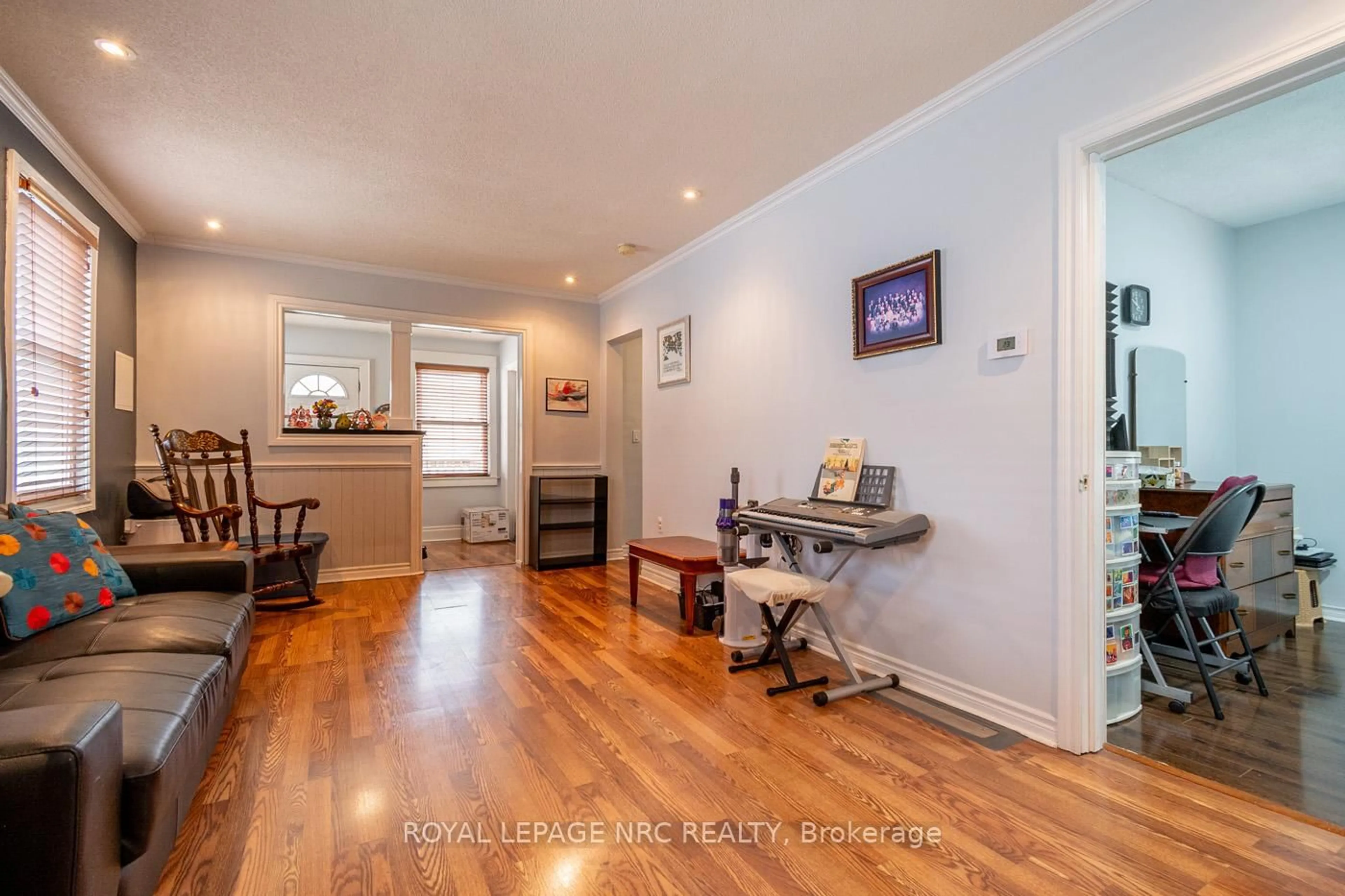 Indoor entryway for 84 Chetwood St, St. Catharines Ontario L2S 2A5