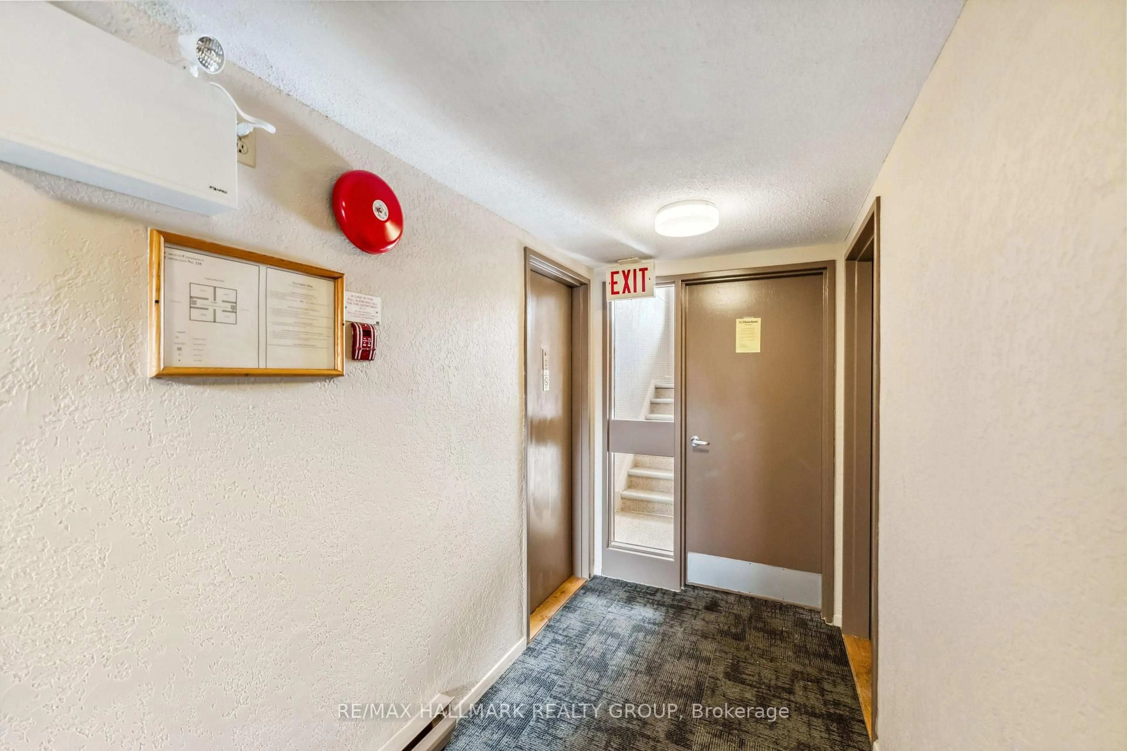 Indoor foyer for 20 Sweetbriar Circ #2, Ottawa Ontario K2J 2K4