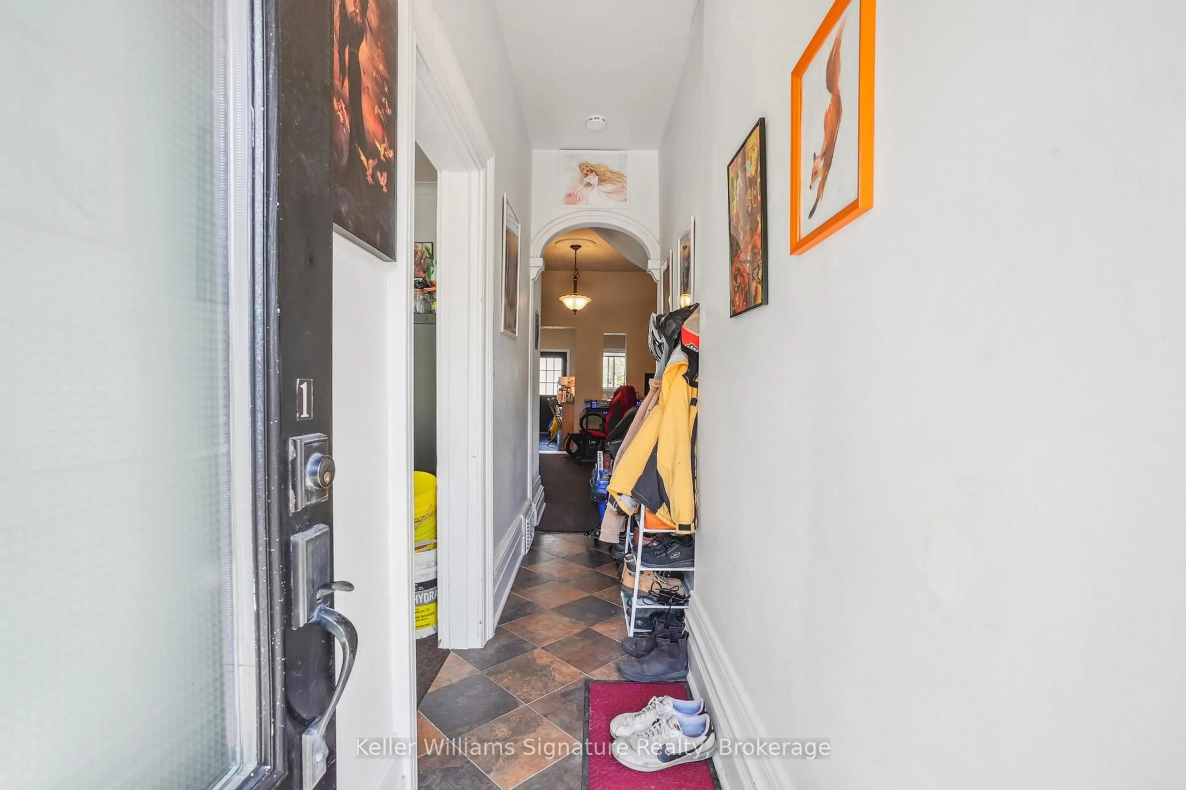 Indoor foyer for 41 Spring St, Hamilton Ontario L8N 2P2