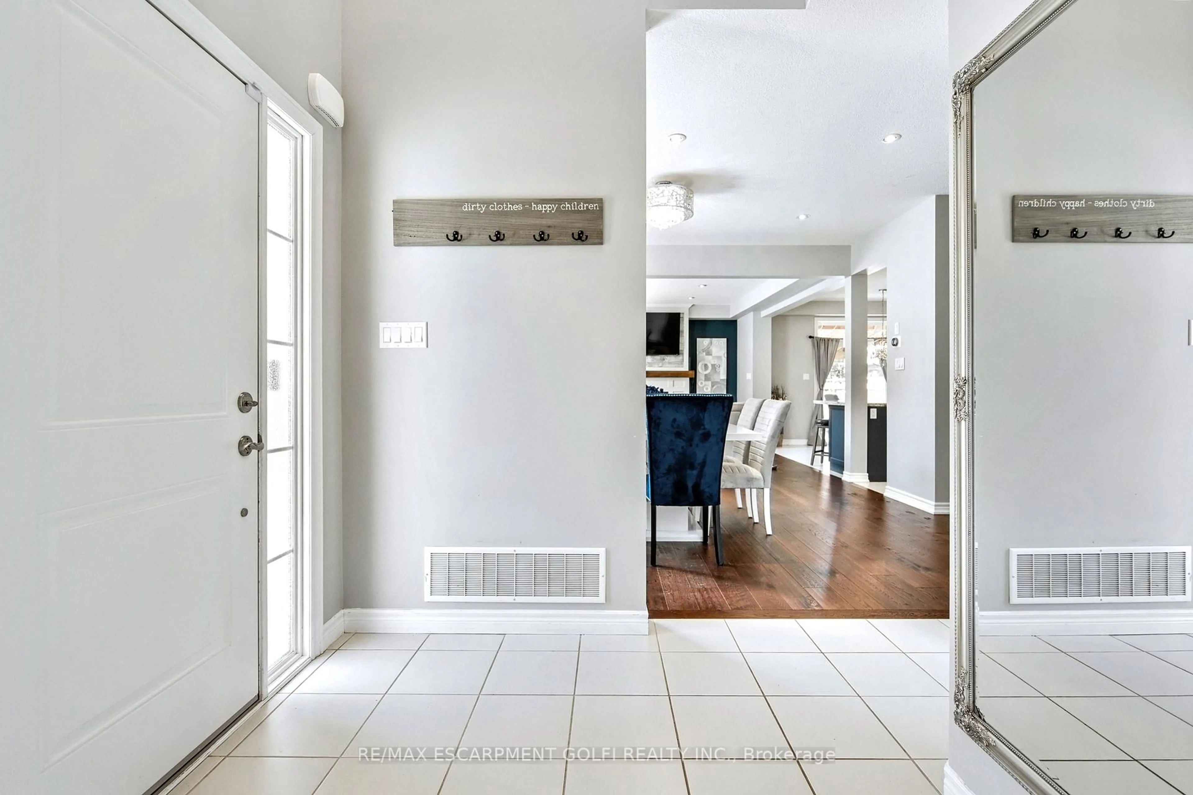 Indoor entryway for 270 MAIN St #17, Grimsby Ontario L3M 1S4