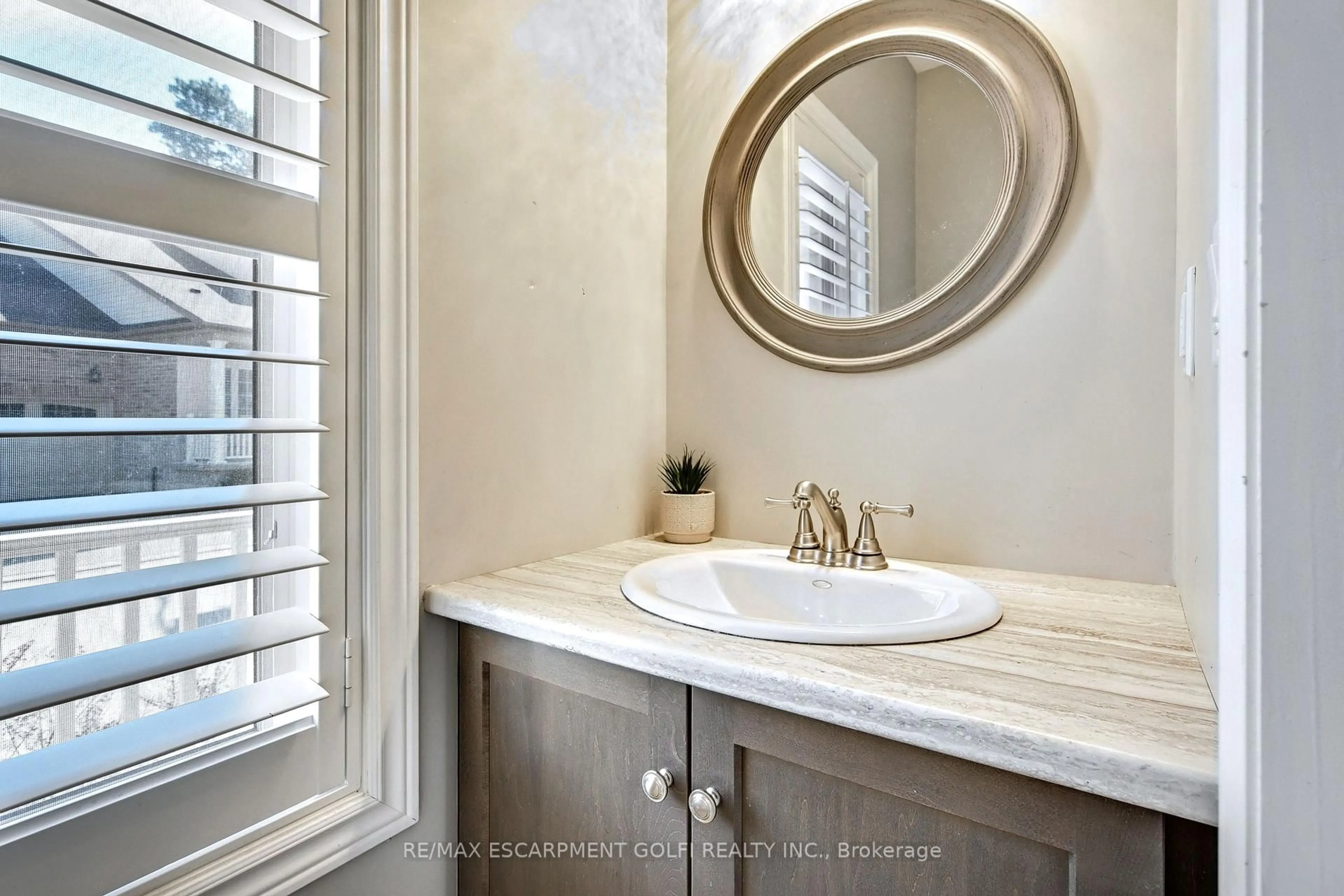 Contemporary bathroom, ceramic/tile floor for 270 MAIN St #17, Grimsby Ontario L3M 1S4