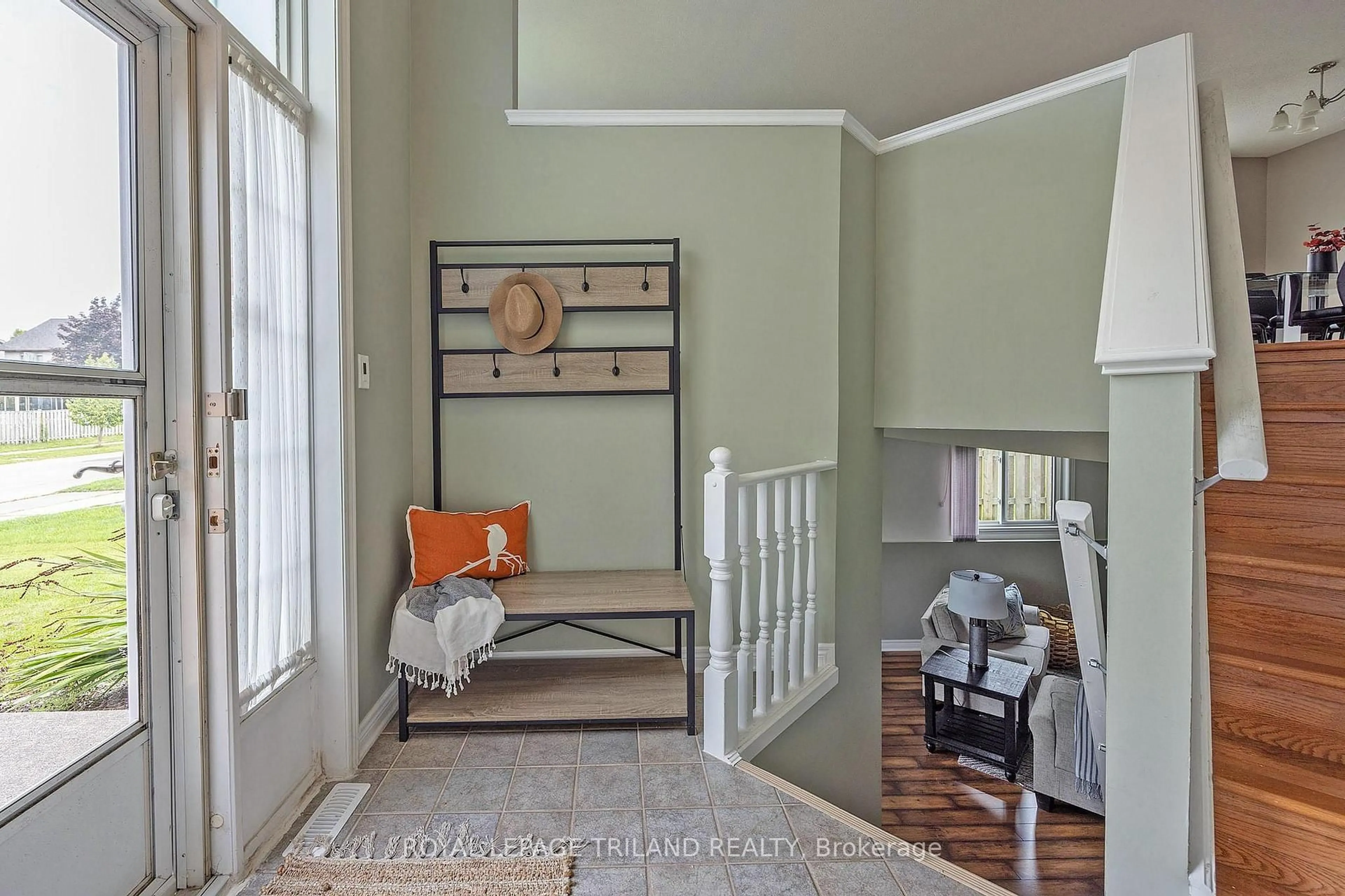Indoor entryway for 253 MCGARRELL Dr, London North Ontario N6G 5E8