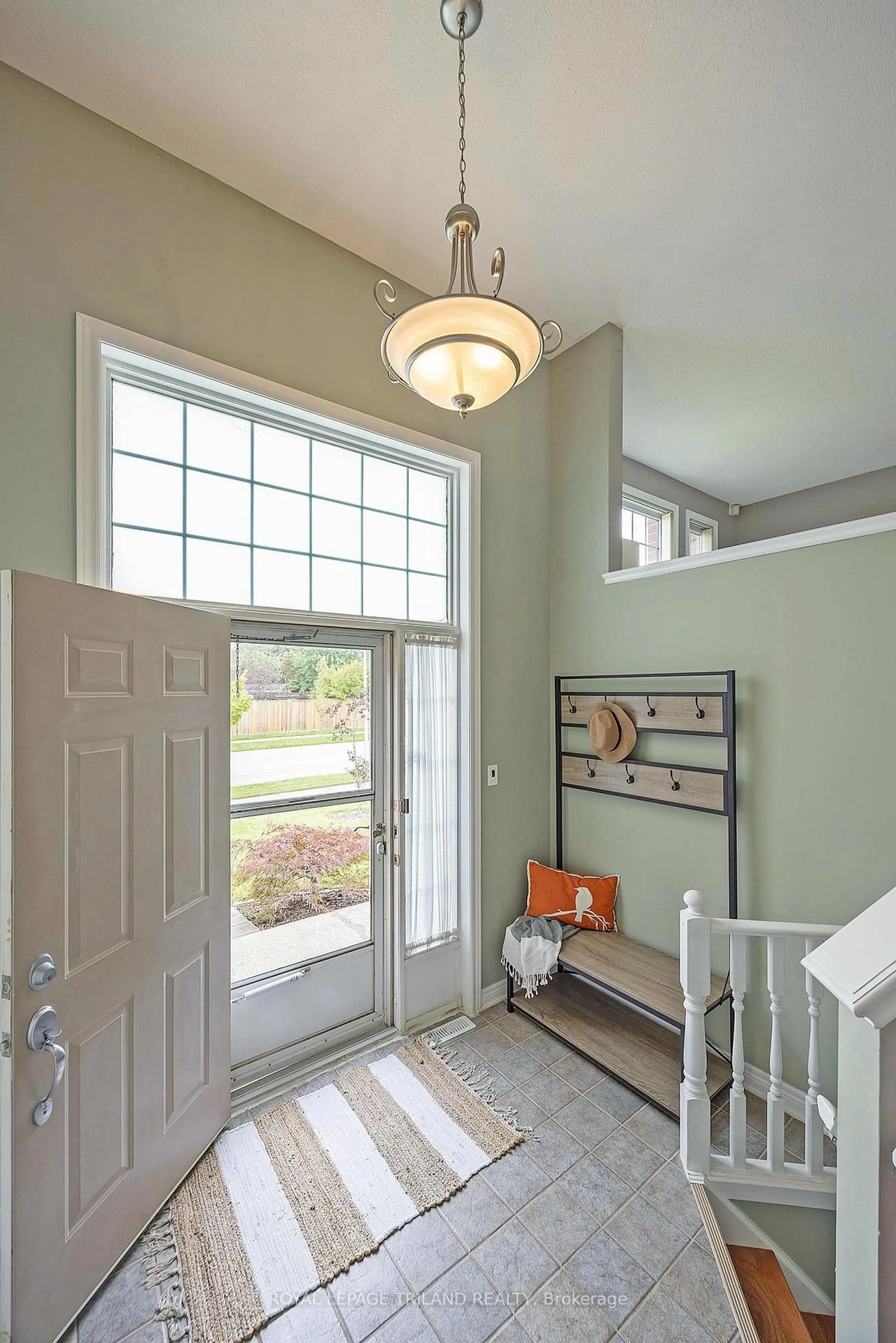 Indoor entryway for 253 MCGARRELL Dr, London North Ontario N6G 5E8