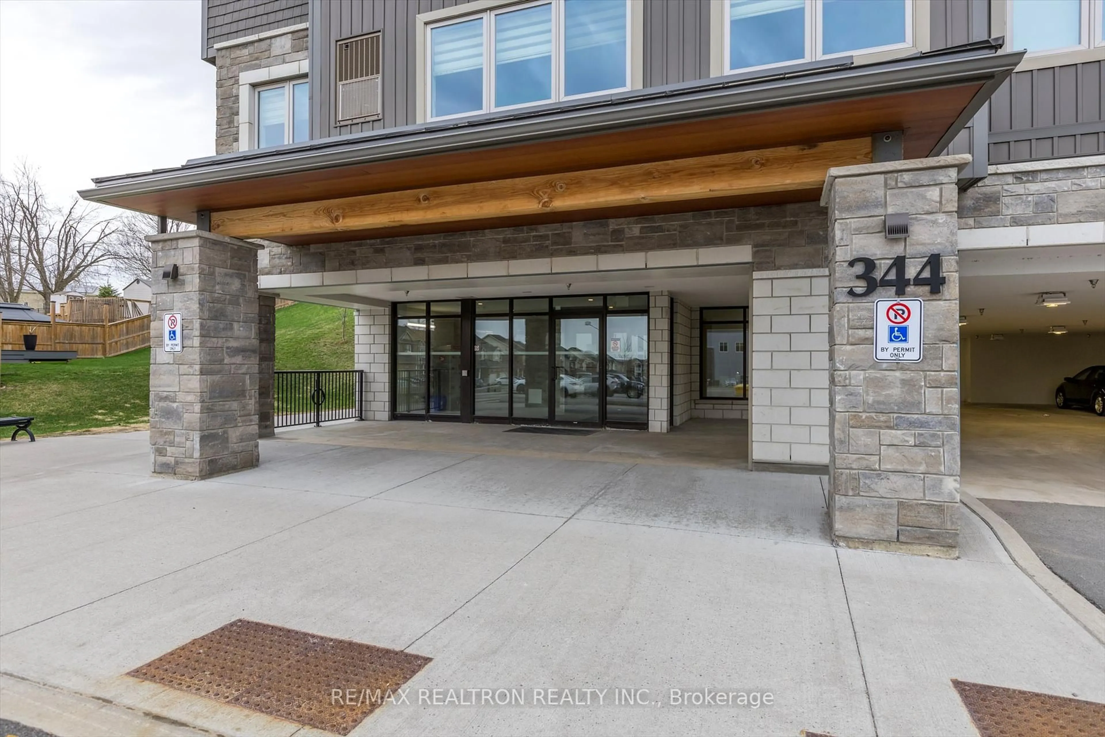 Indoor foyer for 344 Florence Dr #108, Peterborough North Ontario K9J 0K4
