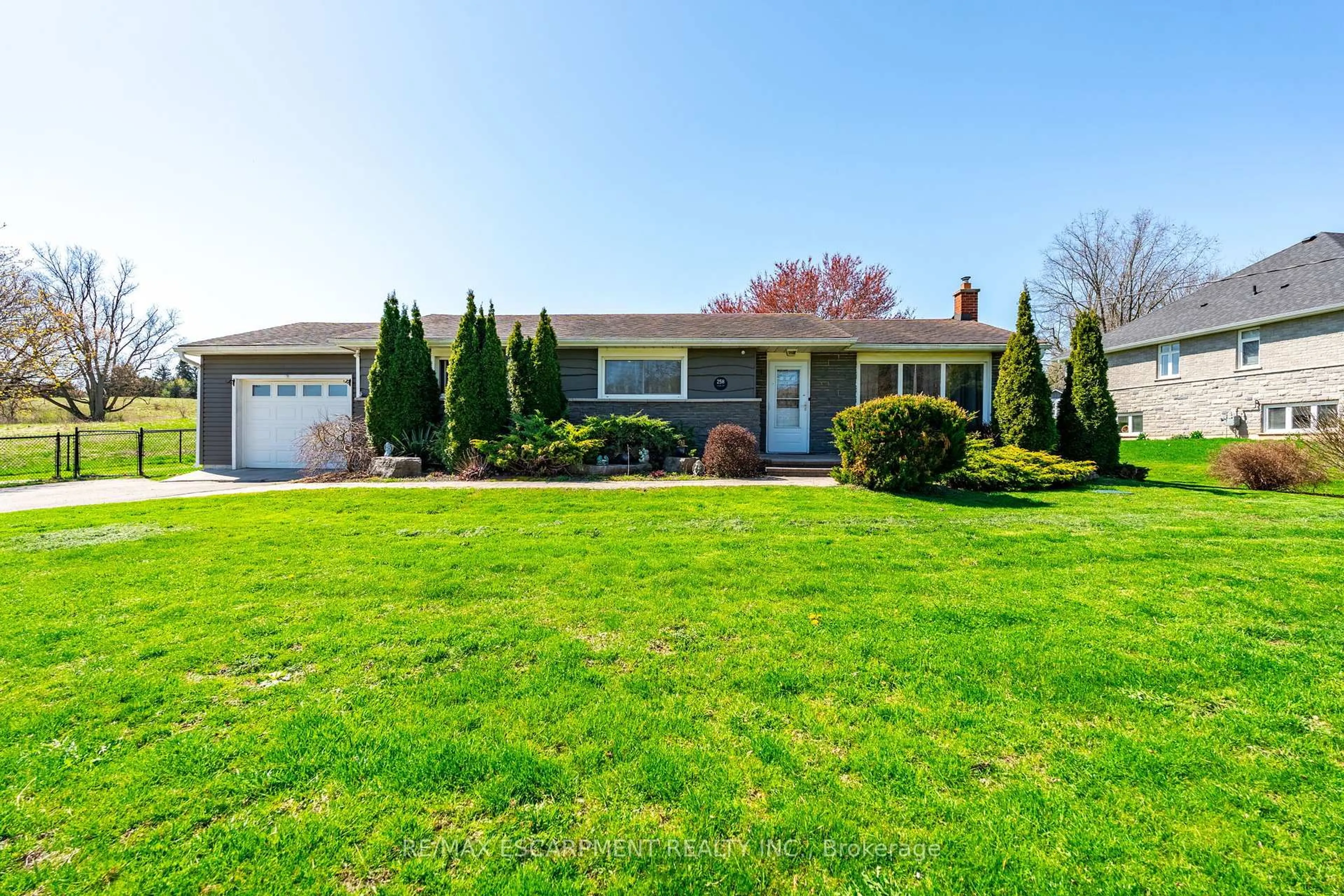 Home with vinyl exterior material, street for 258 Oakhill Dr, Brantford Ontario N3T 5L7