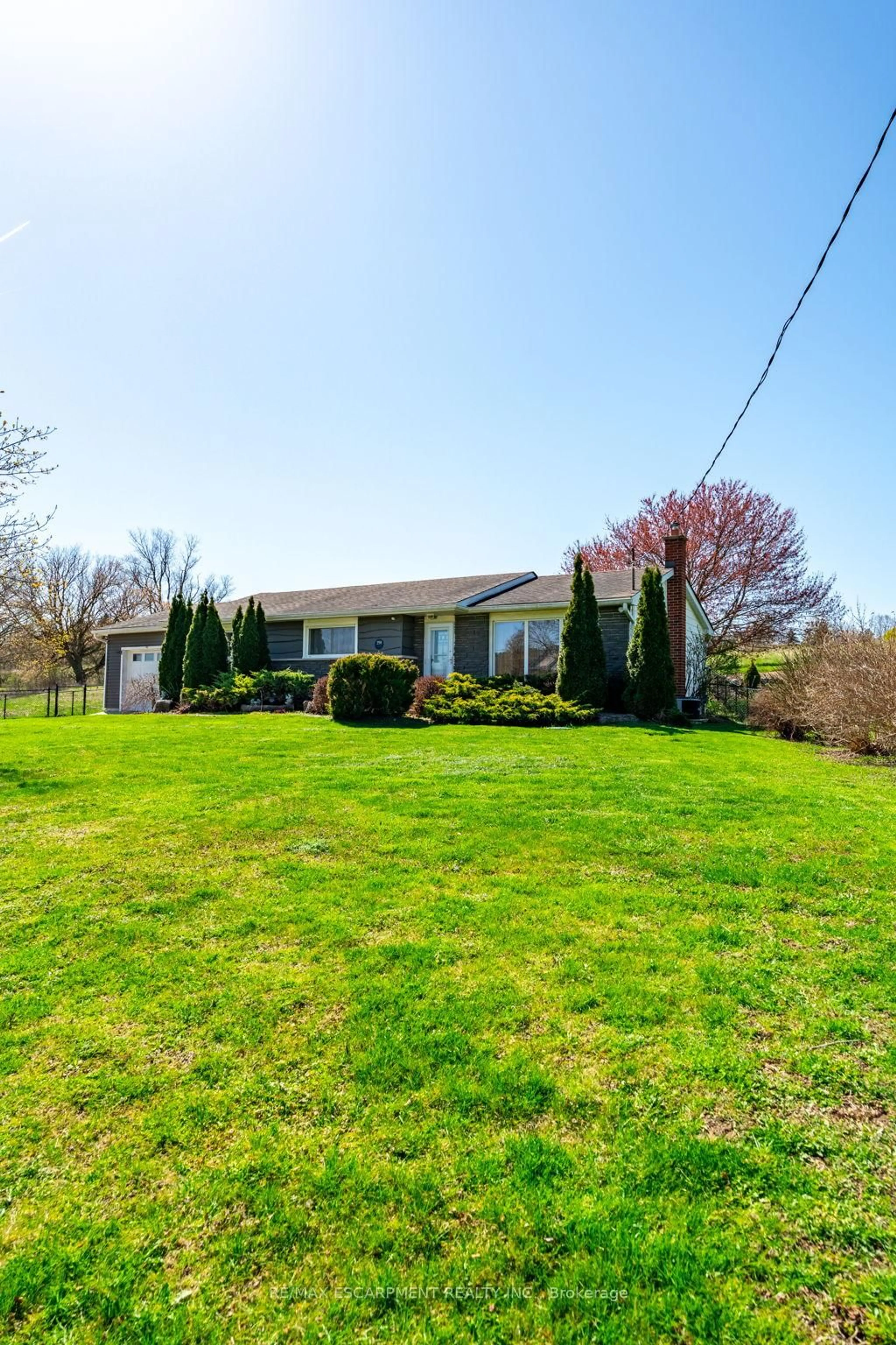 A pic from outside/outdoor area/front of a property/back of a property/a pic from drone, street for 258 Oakhill Dr, Brantford Ontario N3T 5L7