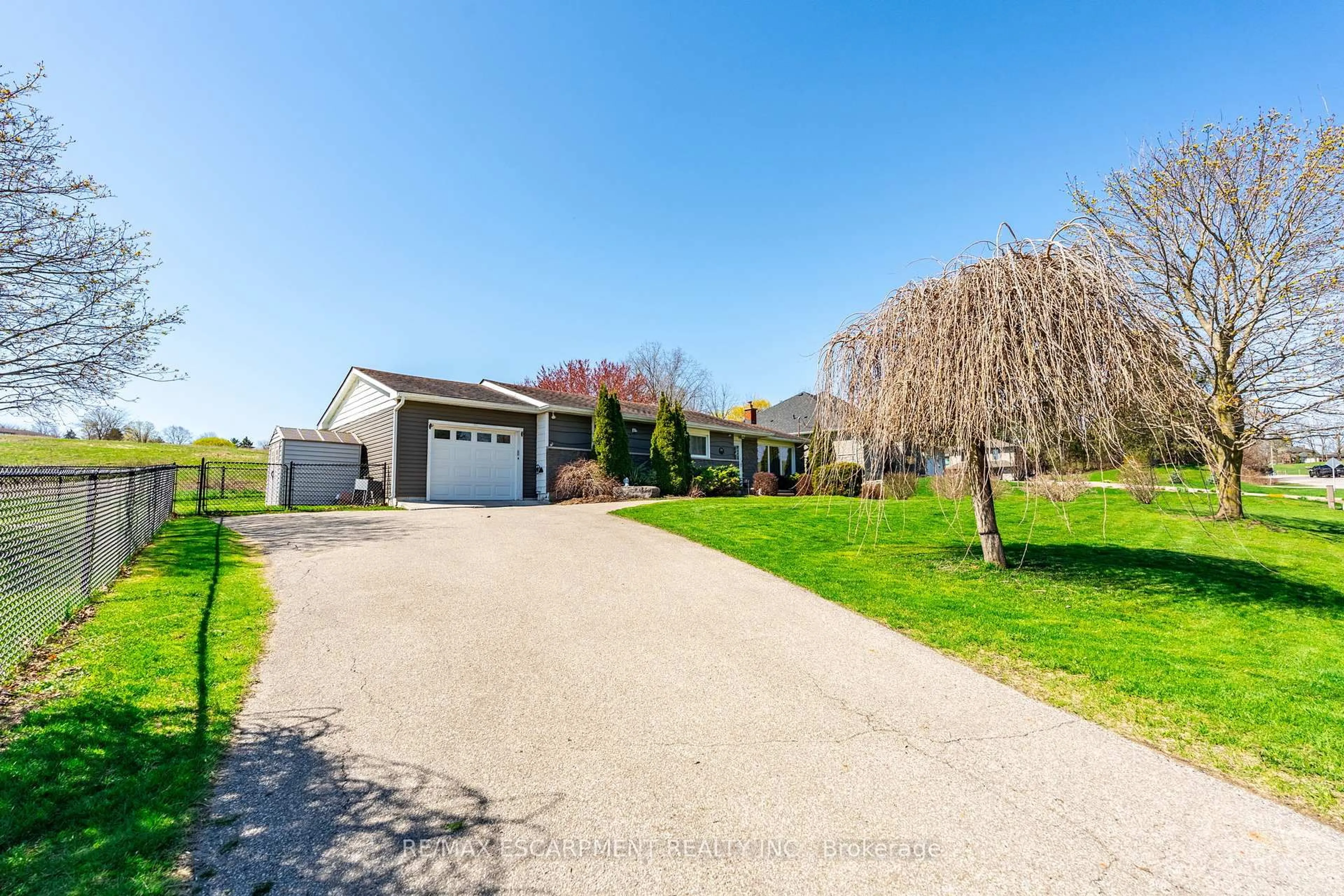 A pic from outside/outdoor area/front of a property/back of a property/a pic from drone, street for 258 Oakhill Dr, Brantford Ontario N3T 5L7