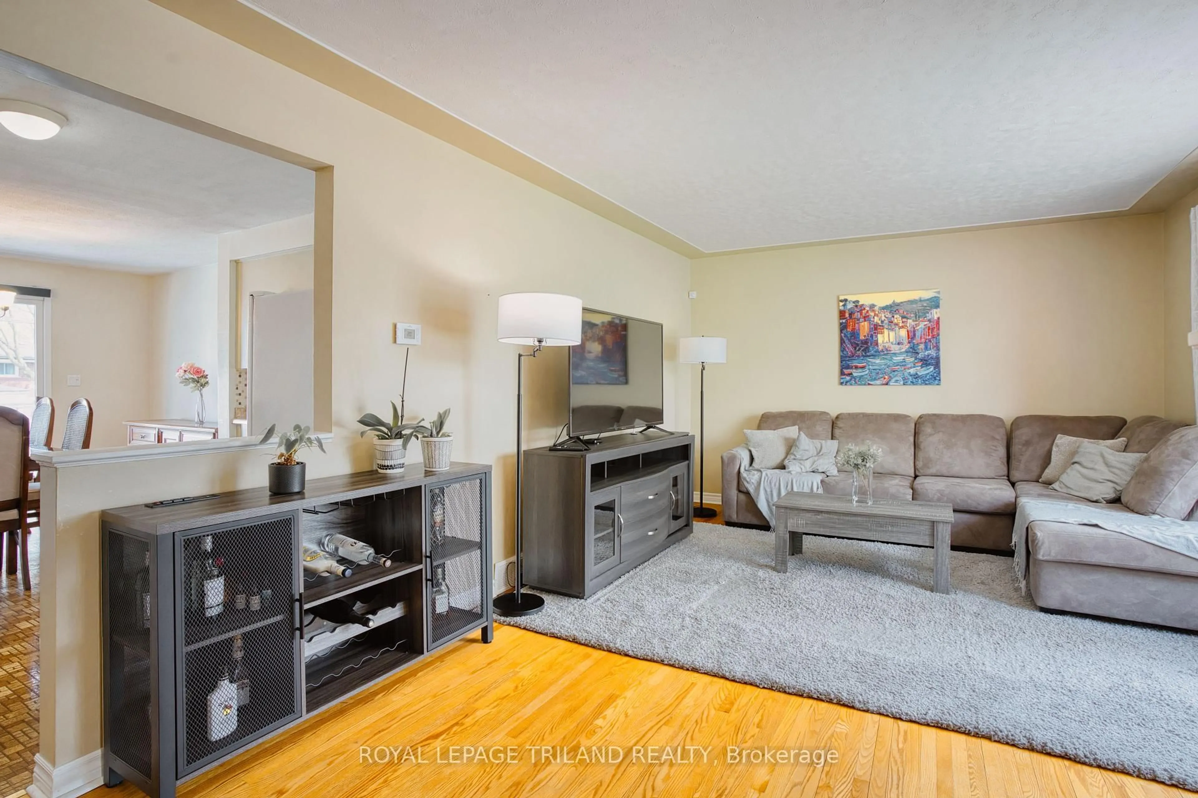 Living room with furniture, unknown for 49 Madeira Dr, London East Ontario N5V 2M3