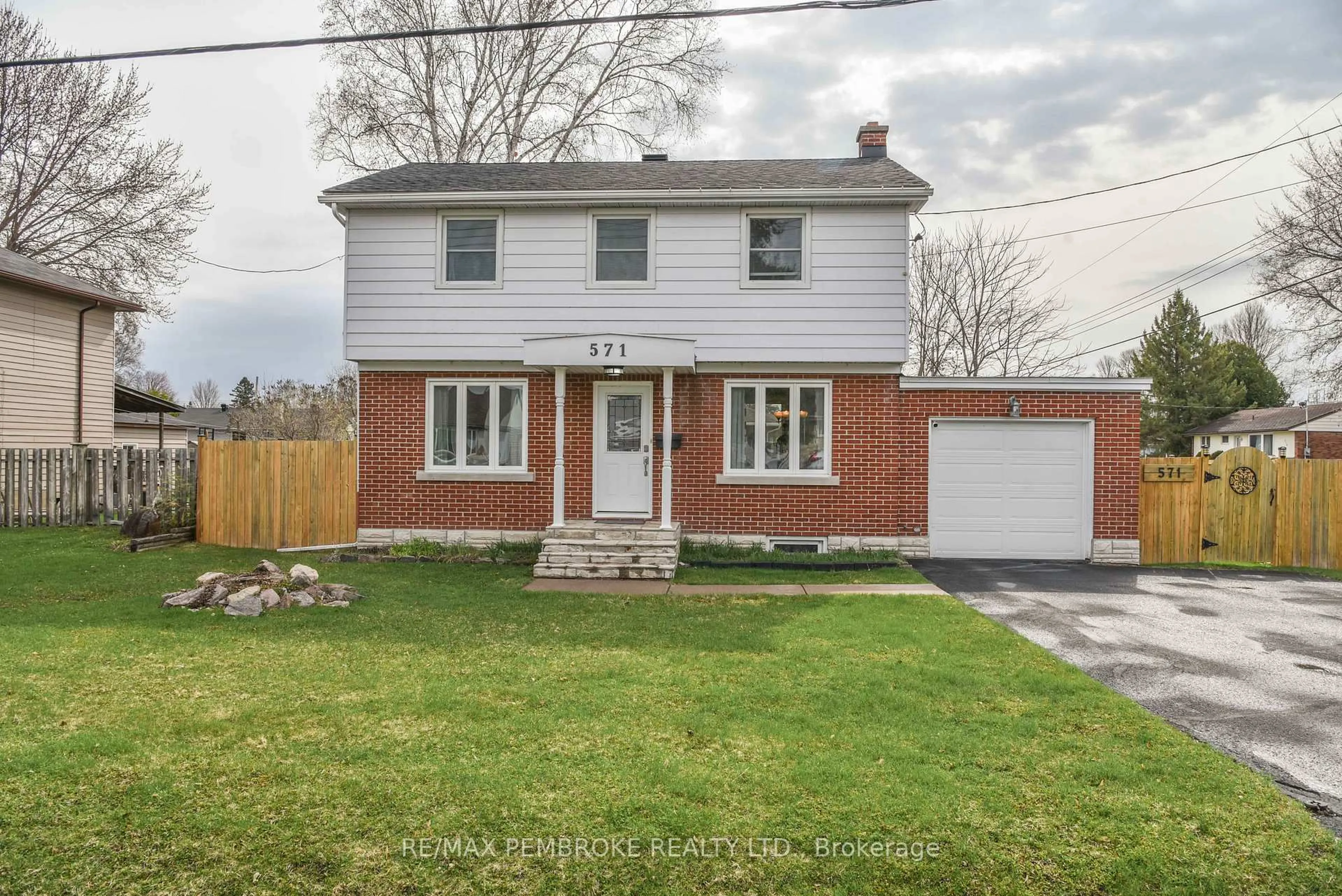 Home with brick exterior material, street for 571 Elizabeth St, Pembroke Ontario K8A 1W7