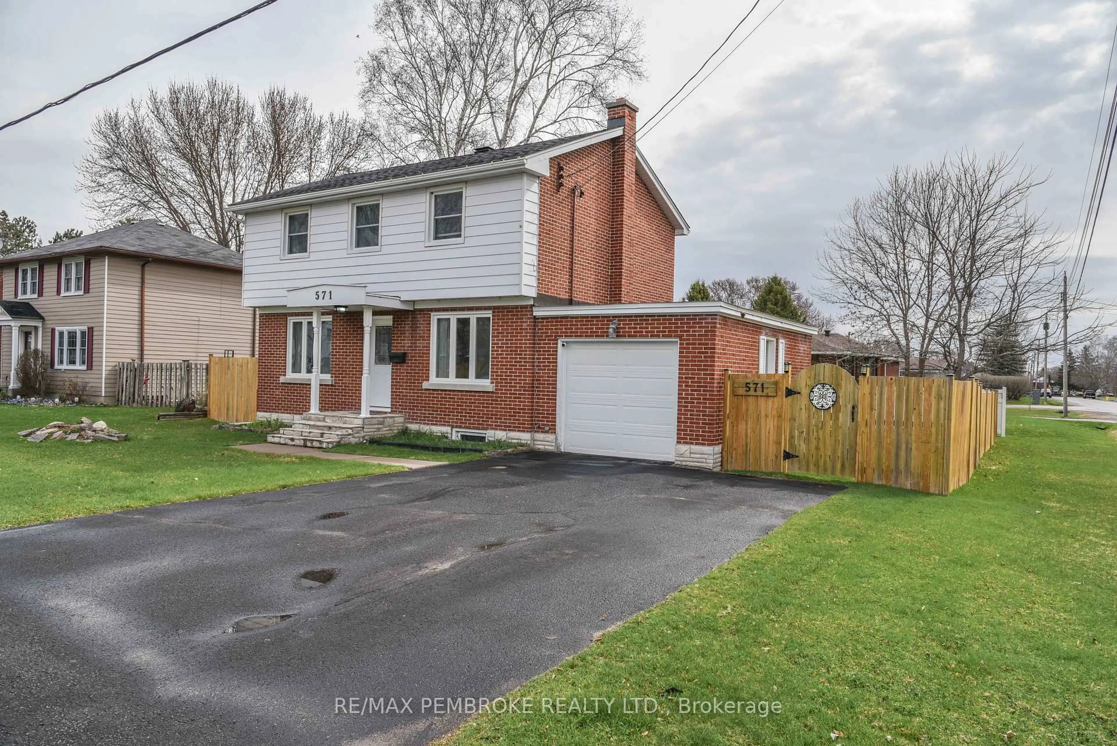 Unknown for 571 Elizabeth St, Pembroke Ontario K8A 1W7