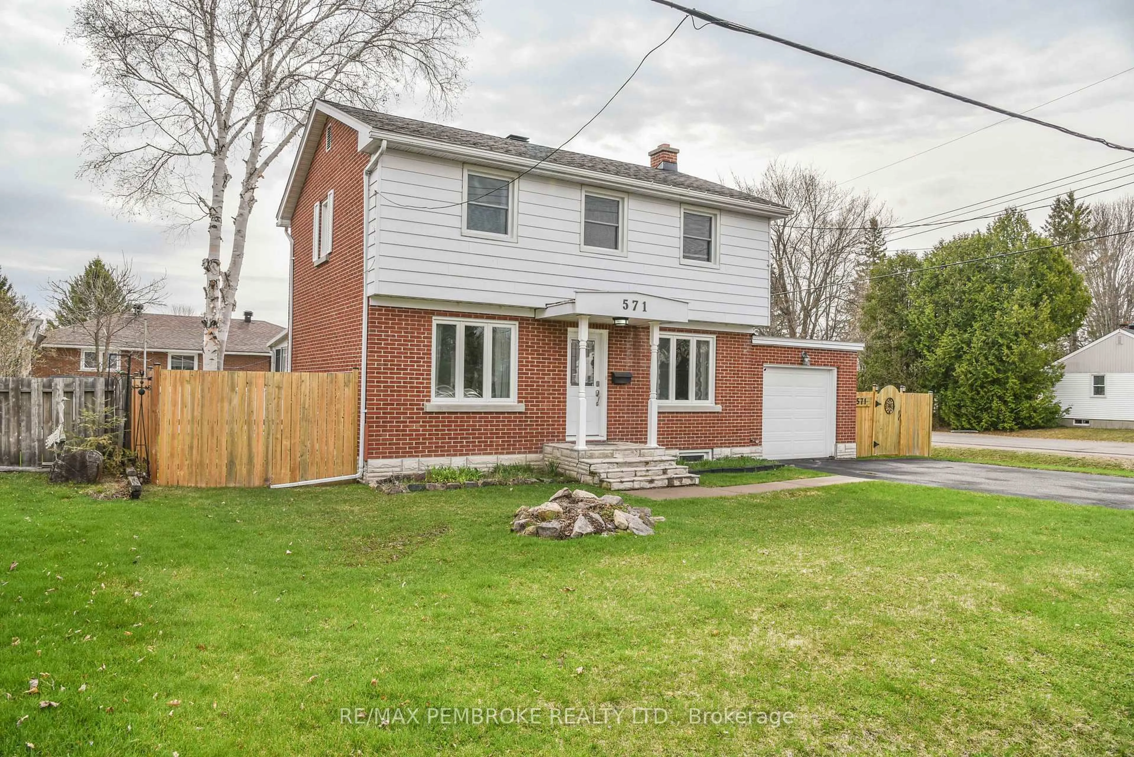 Home with brick exterior material, street for 571 Elizabeth St, Pembroke Ontario K8A 1W7