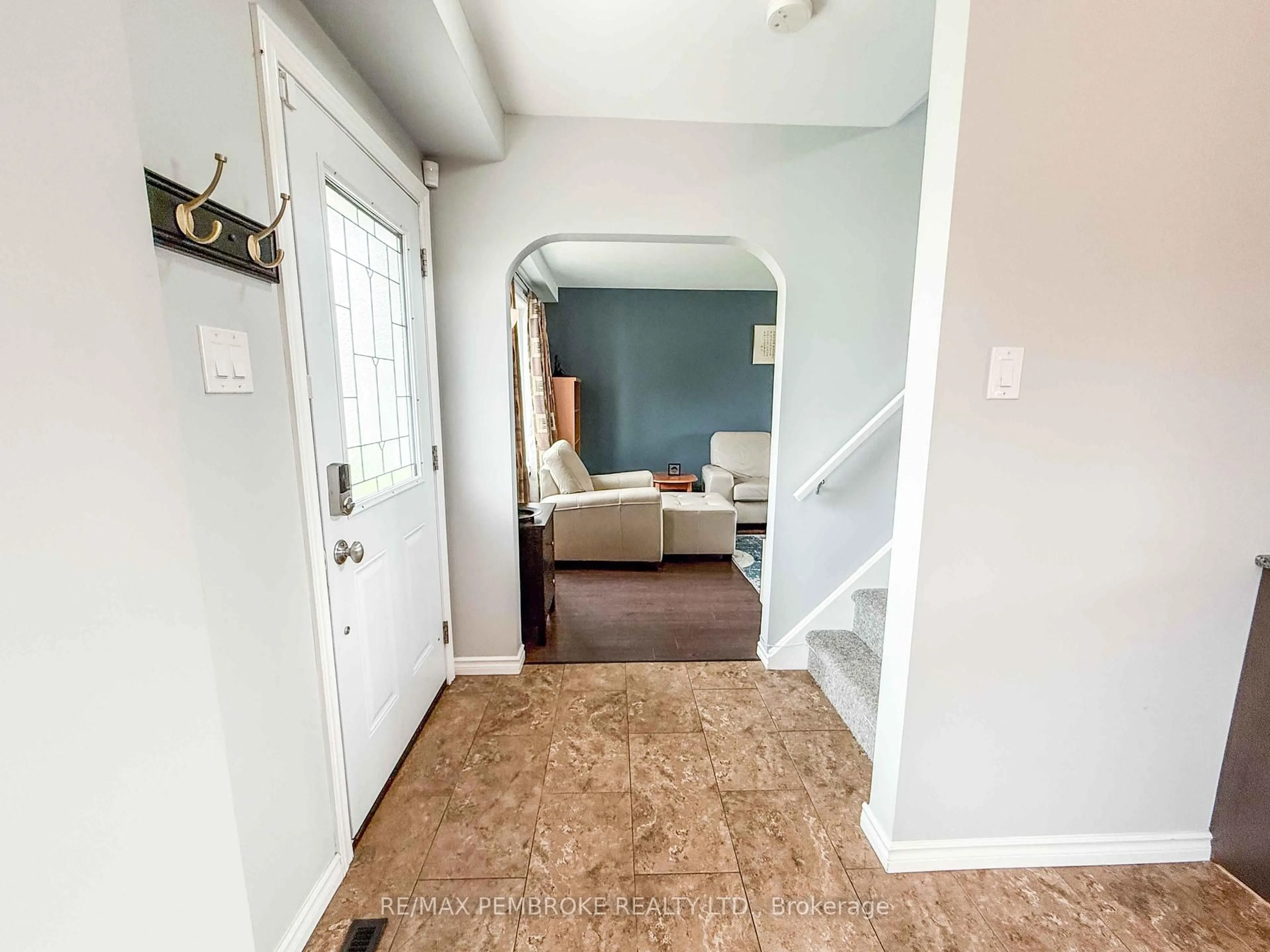 Indoor entryway for 571 Elizabeth St, Pembroke Ontario K8A 1W7
