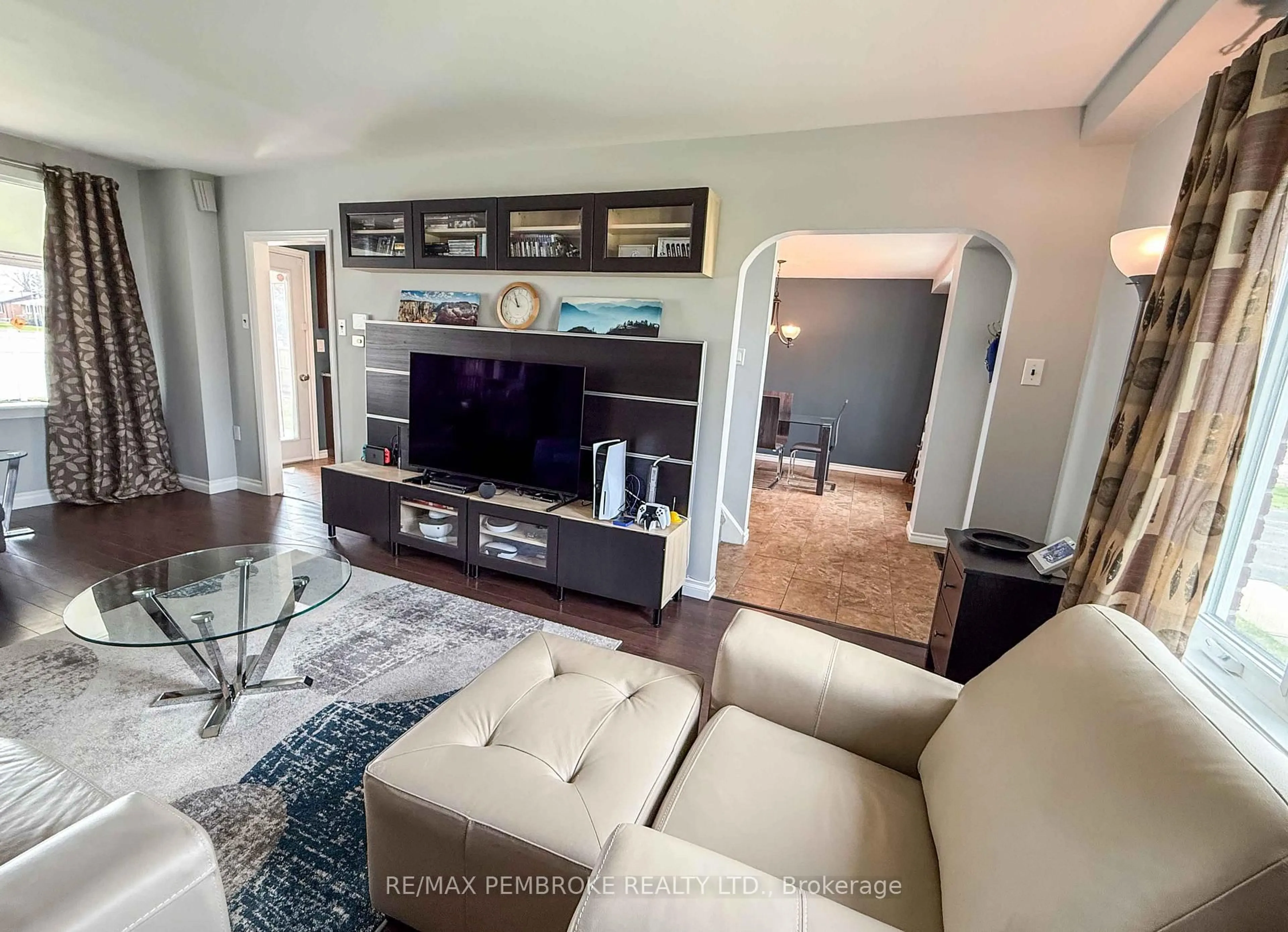 Living room with furniture, unknown for 571 Elizabeth St, Pembroke Ontario K8A 1W7