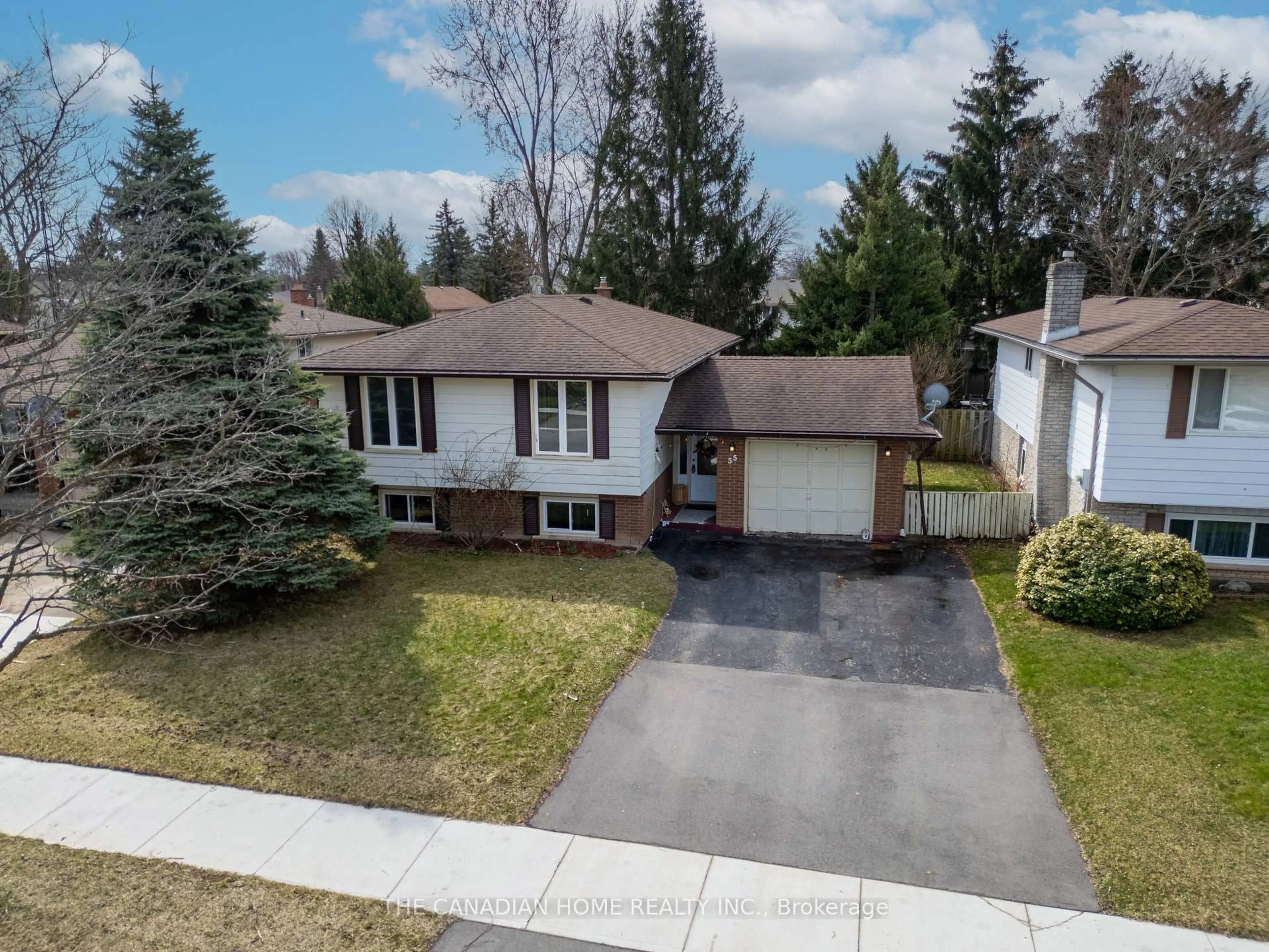 A pic from outside/outdoor area/front of a property/back of a property/a pic from drone, street for 55 Whiteoak Cres, Welland Ontario L3C 6E5