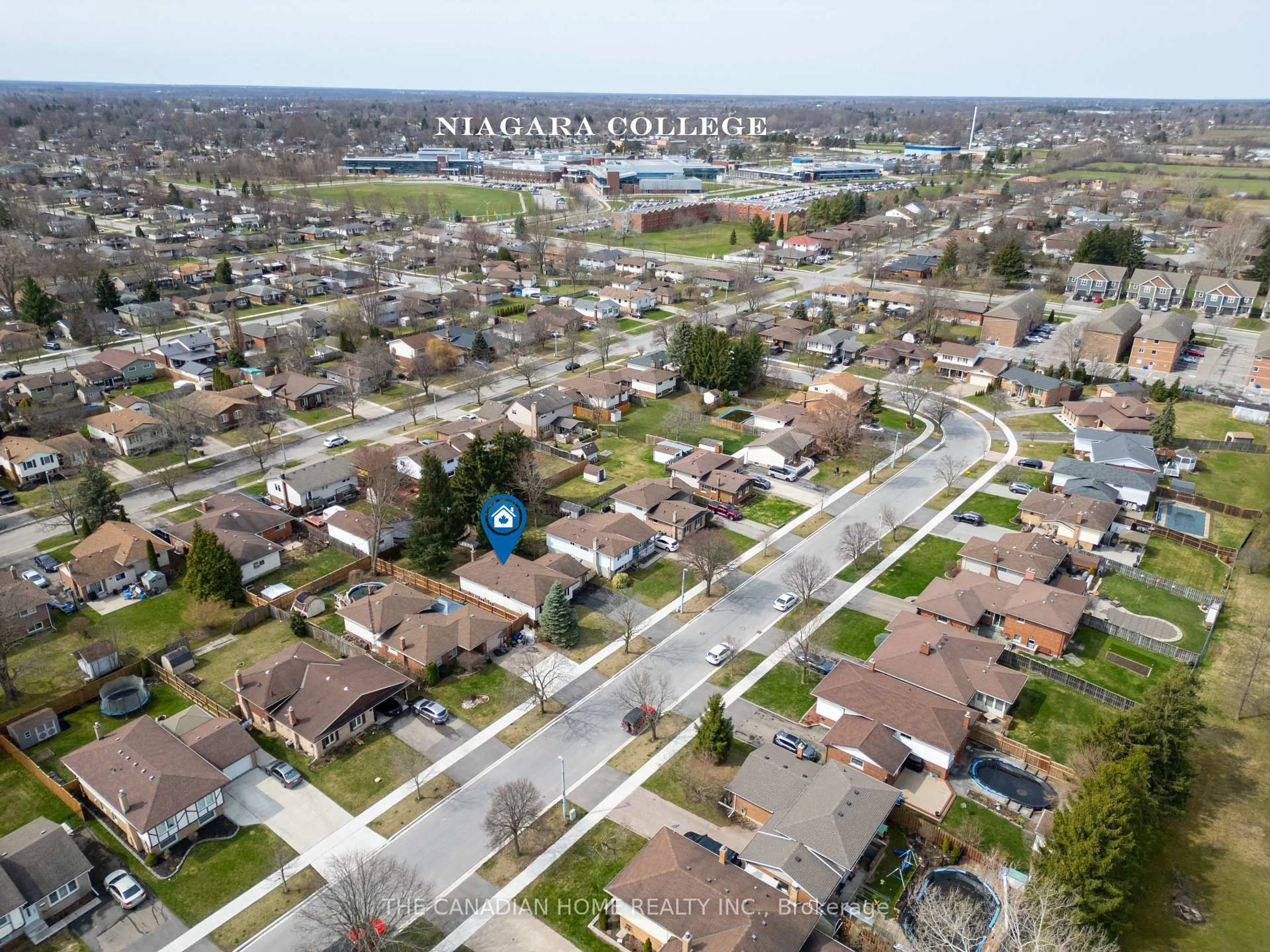A pic from outside/outdoor area/front of a property/back of a property/a pic from drone, street for 55 Whiteoak Cres, Welland Ontario L3C 6E5