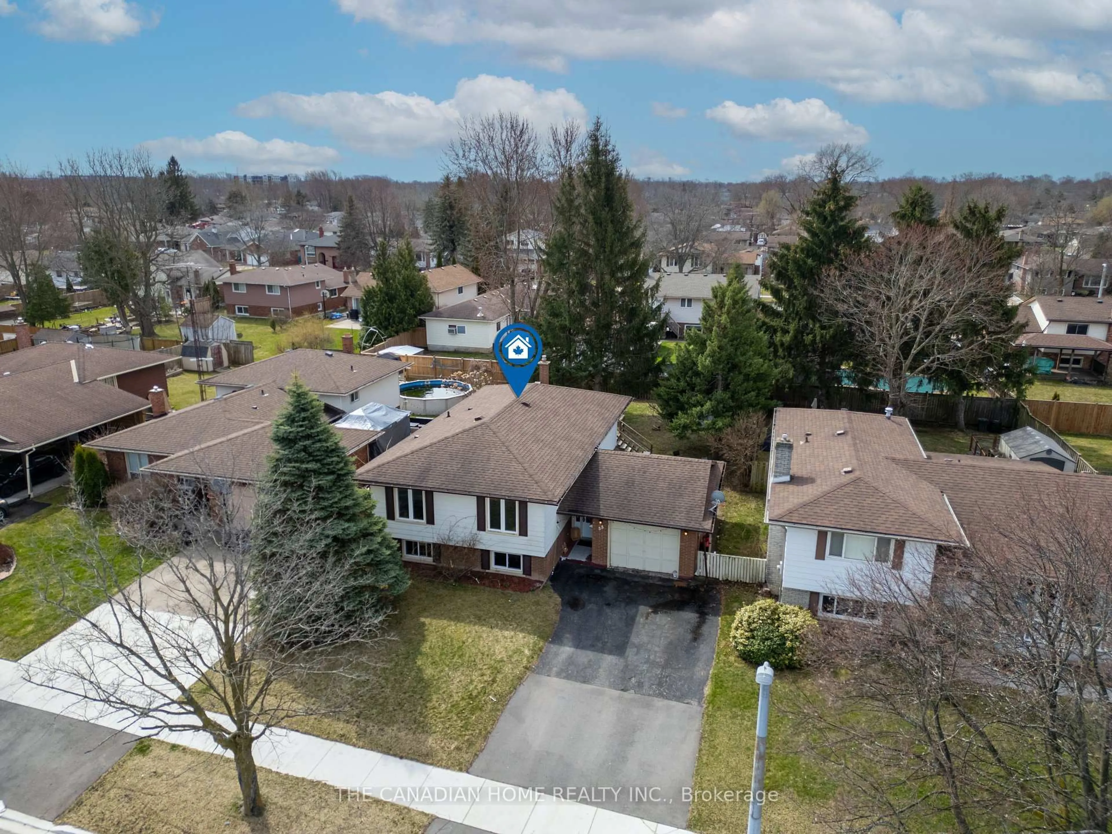 A pic from outside/outdoor area/front of a property/back of a property/a pic from drone, street for 55 Whiteoak Cres, Welland Ontario L3C 6E5