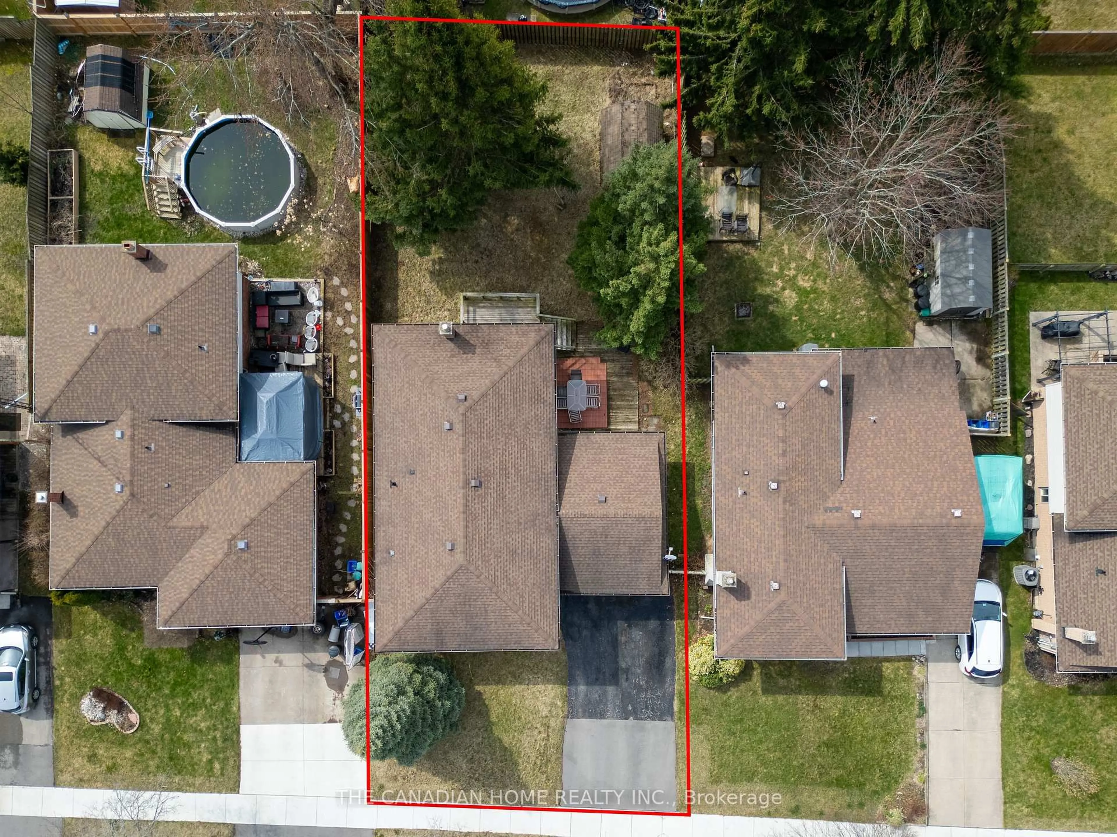 A pic from outside/outdoor area/front of a property/back of a property/a pic from drone, street for 55 Whiteoak Cres, Welland Ontario L3C 6E5