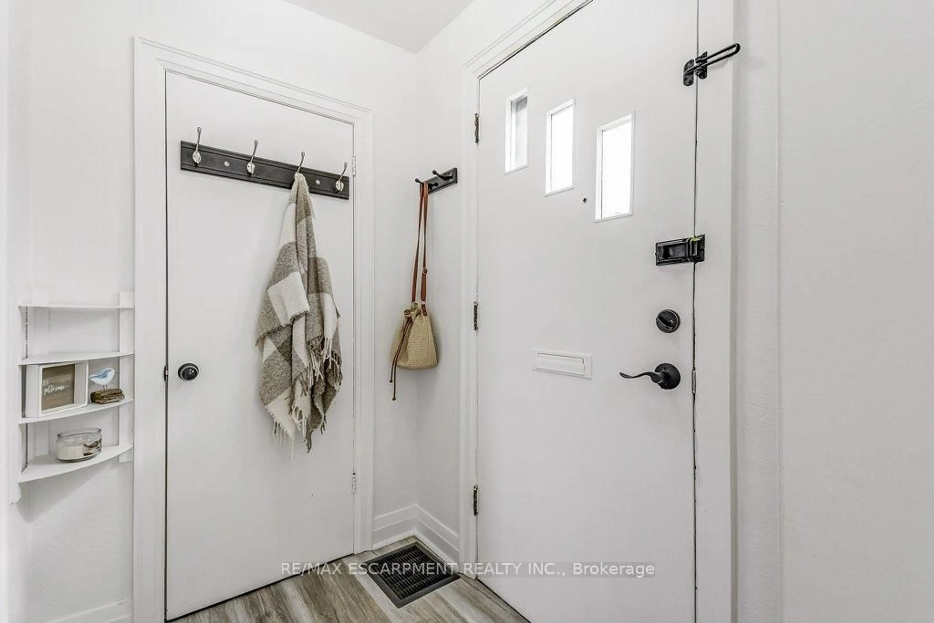 Indoor entryway for 14 WALKER Ave, Hamilton Ontario L8G 1S6