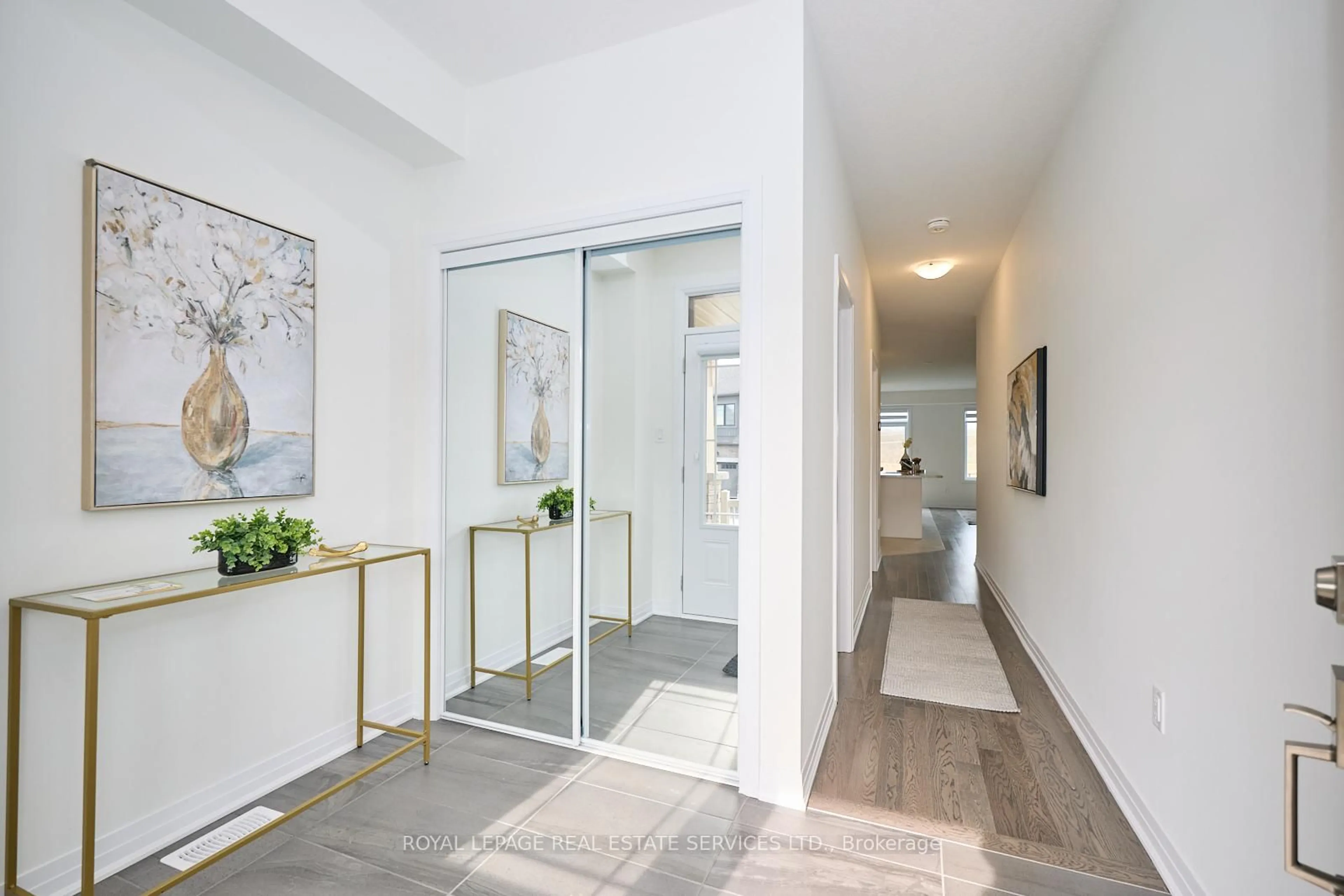 Indoor entryway for 219 Port Cres, Welland Ontario L3B 0N2