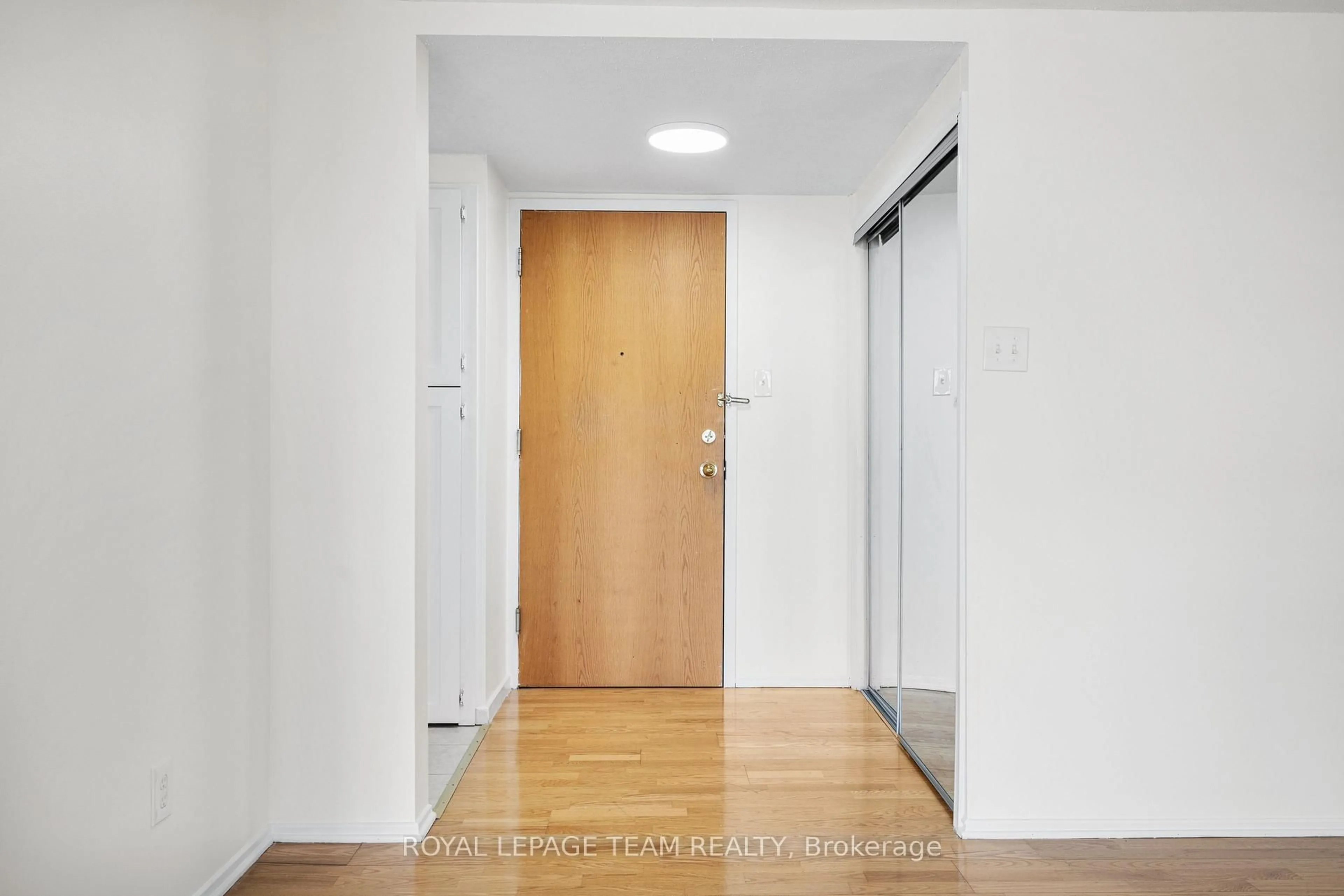 Indoor foyer for 960 Teron Rd #818, Ottawa Ontario K2K 2B6
