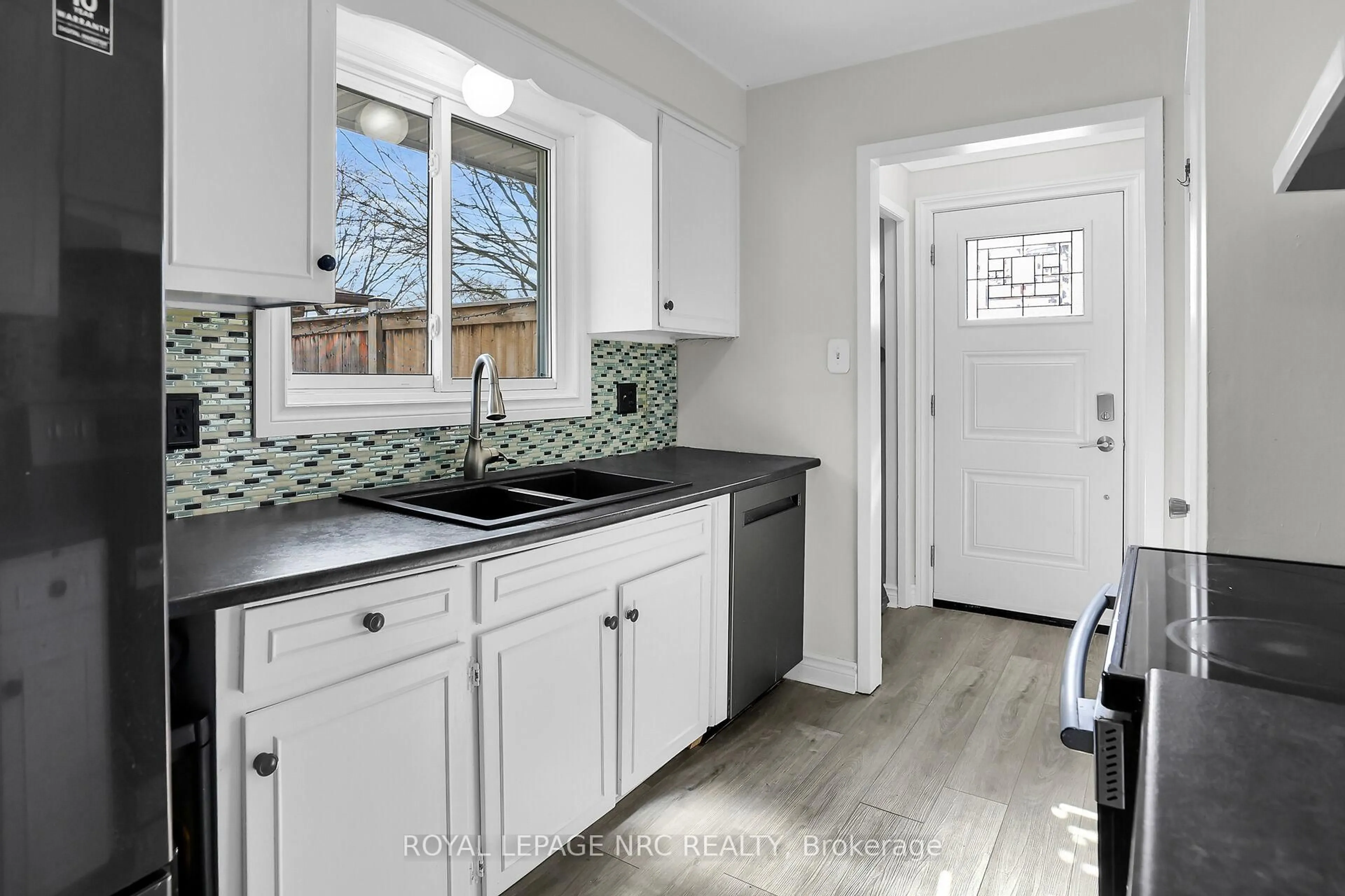 Open concept kitchen, ceramic/tile floor for 35 Centennial Dr, St. Catharines Ontario L2N 6A5