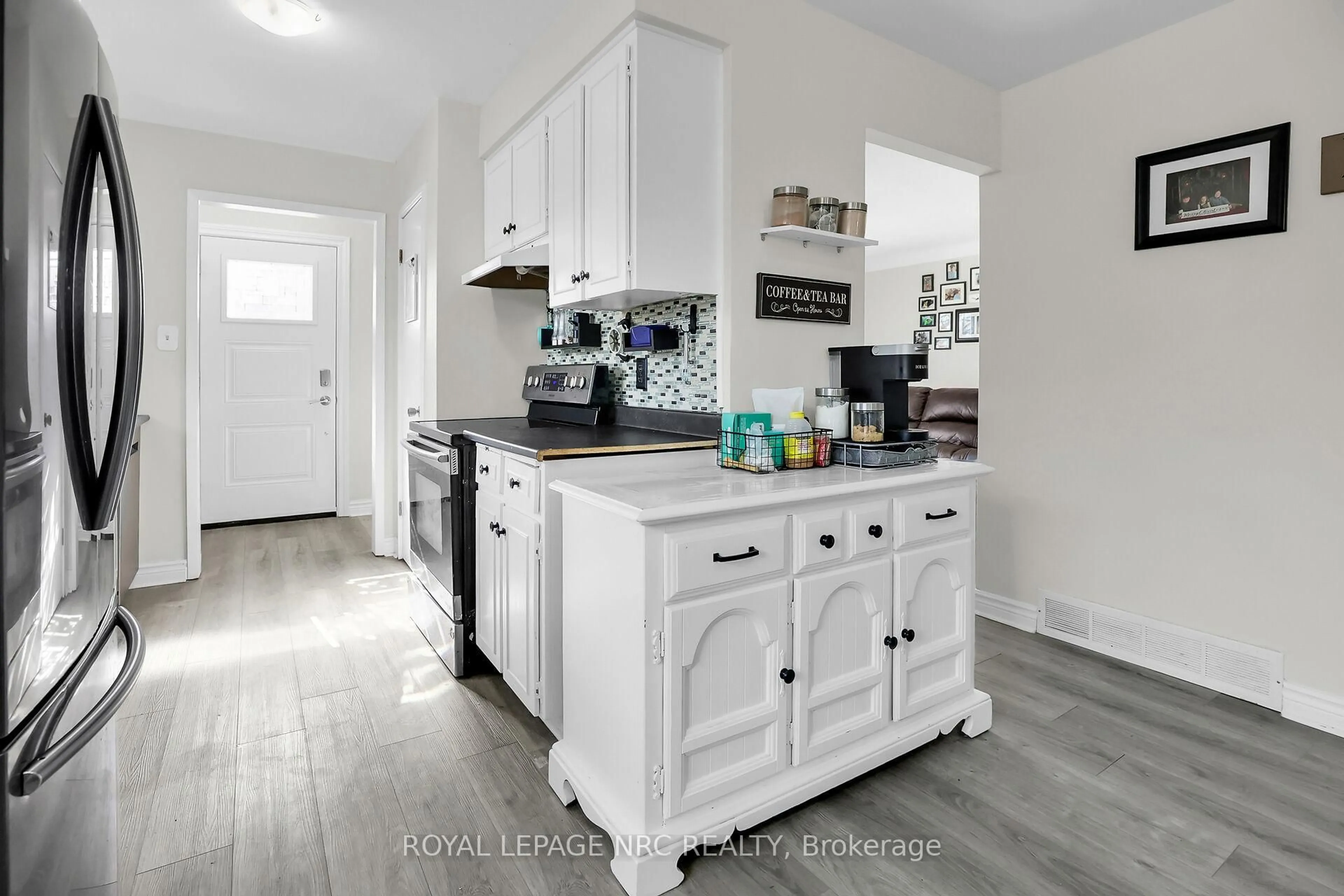 Open concept kitchen, unknown for 35 Centennial Dr, St. Catharines Ontario L2N 6A5