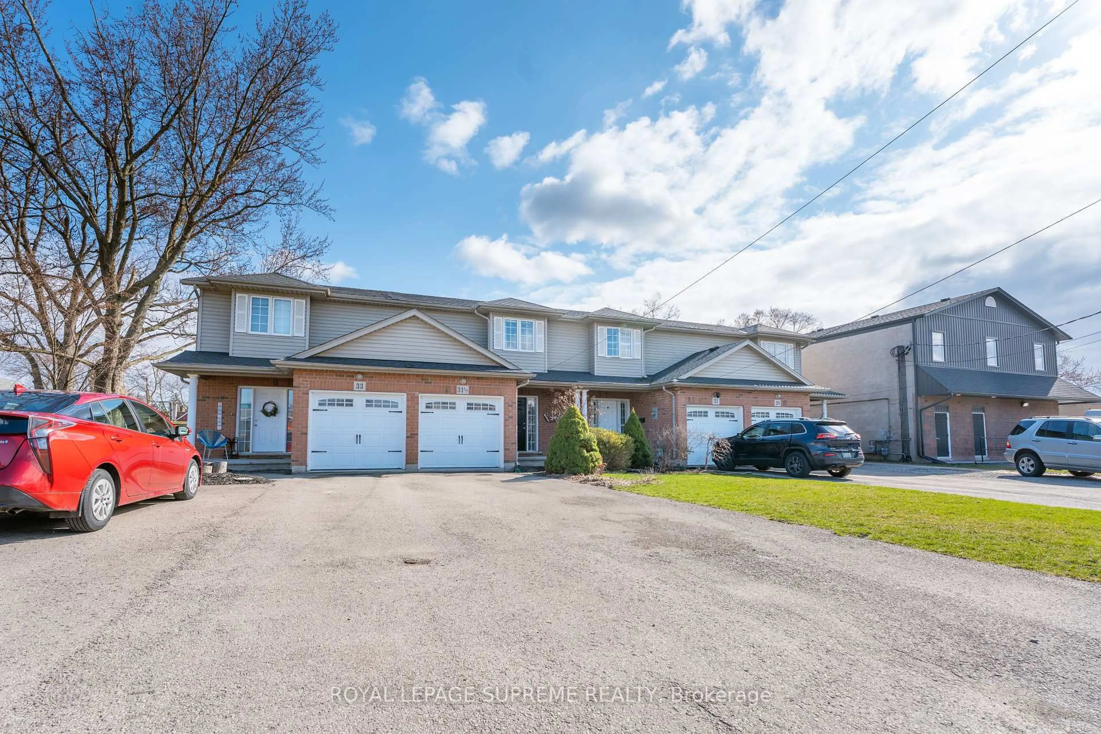 A pic from outside/outdoor area/front of a property/back of a property/a pic from drone, street for 31 1/2 Thorold Rd, Welland Ontario L3C 3T3