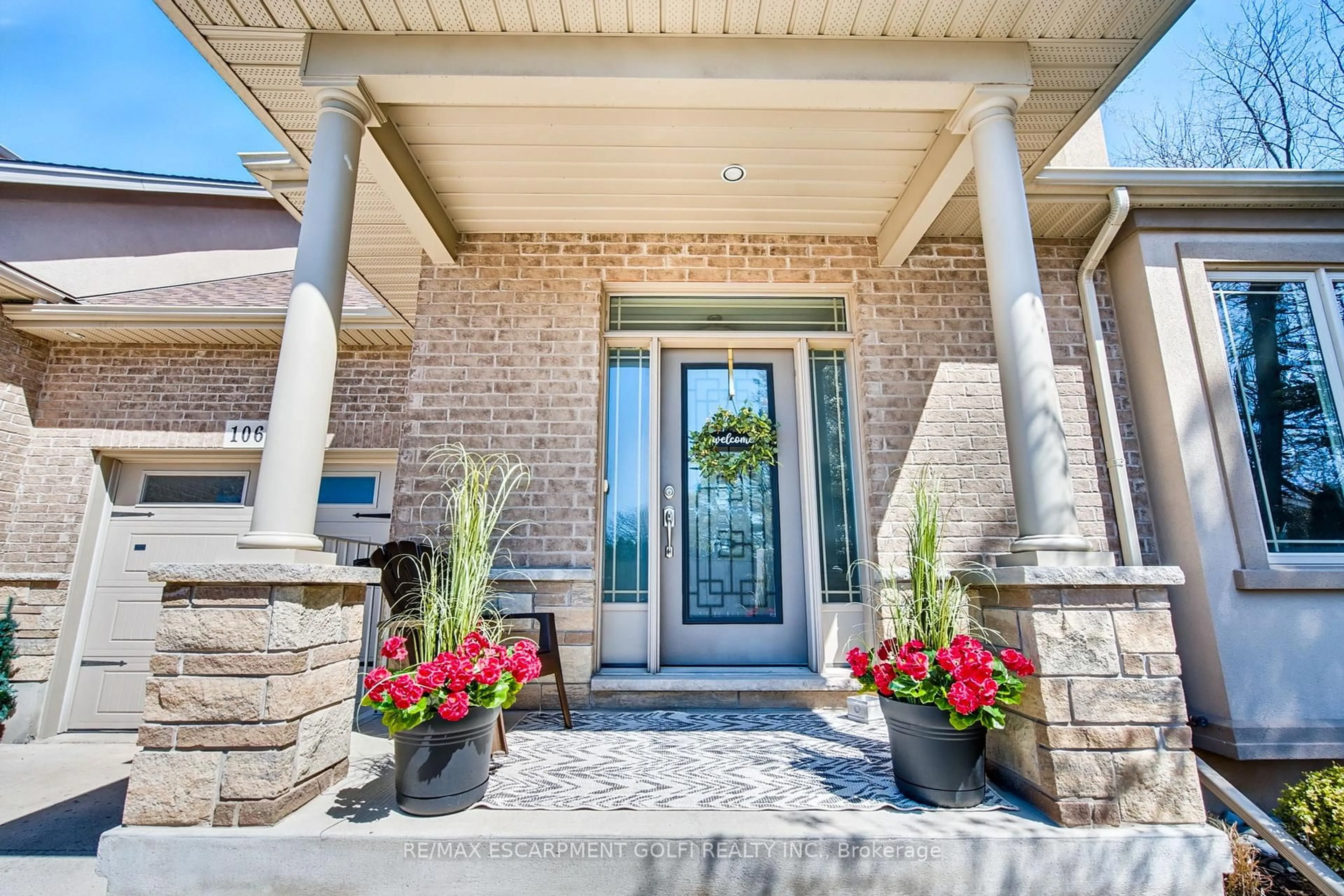 Indoor entryway for 6186 Dorchester Rd #106, Niagara Falls Ontario L2G 0G4
