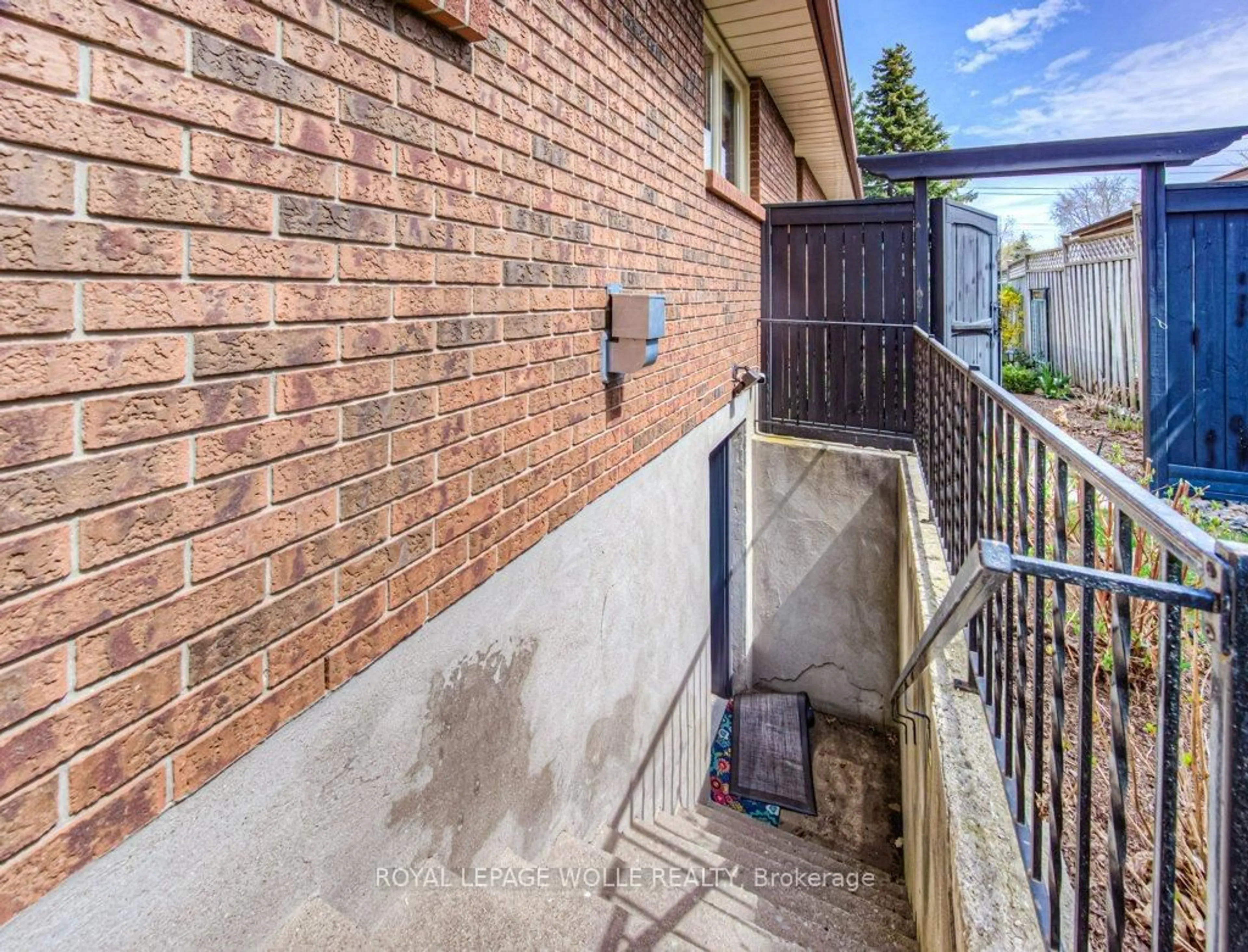 Patio, street for 478 Redfox Rd, Waterloo Ontario N2K 2T1