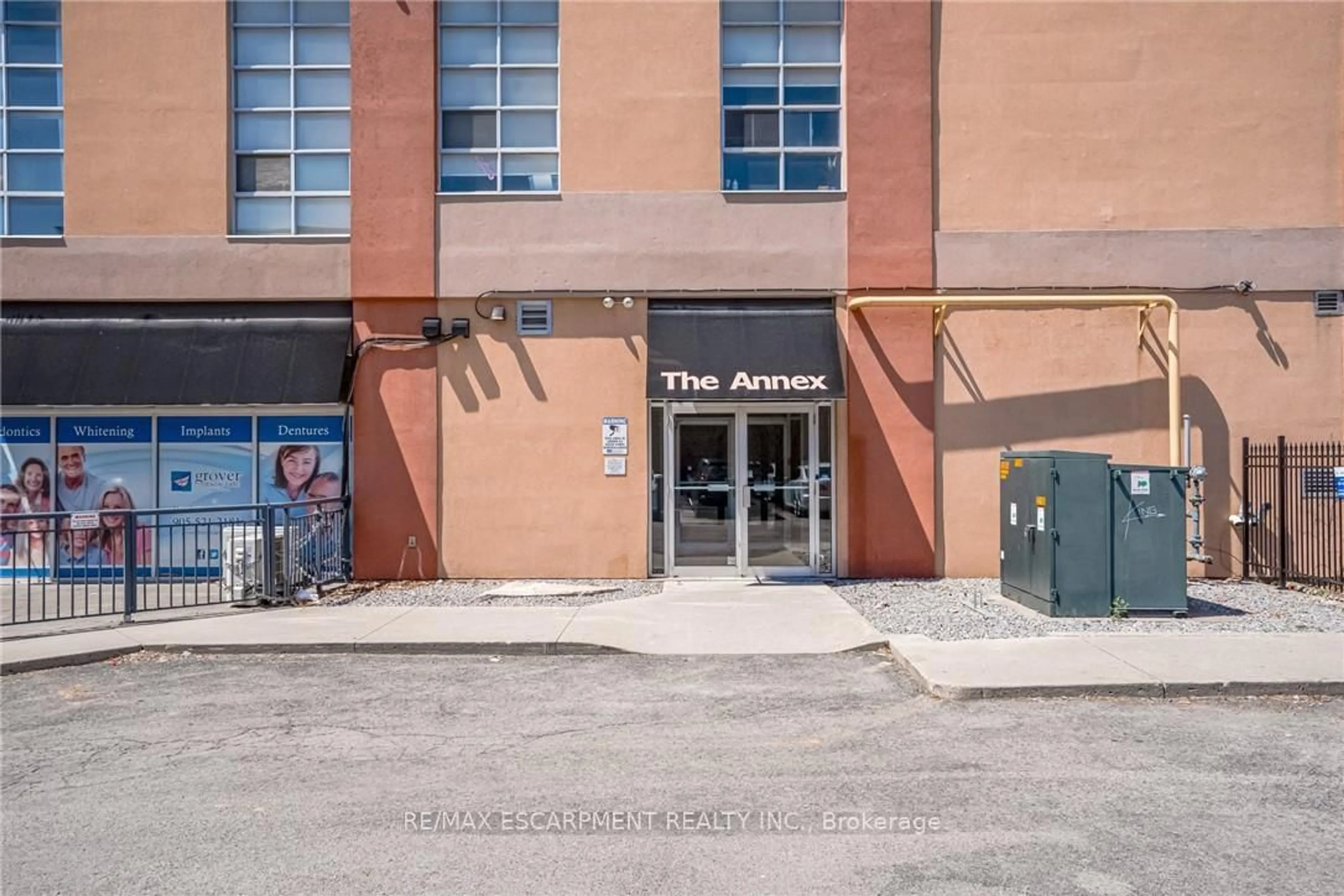 Indoor foyer for 11 REBECCA St #401, Hamilton Ontario L8R 3H7
