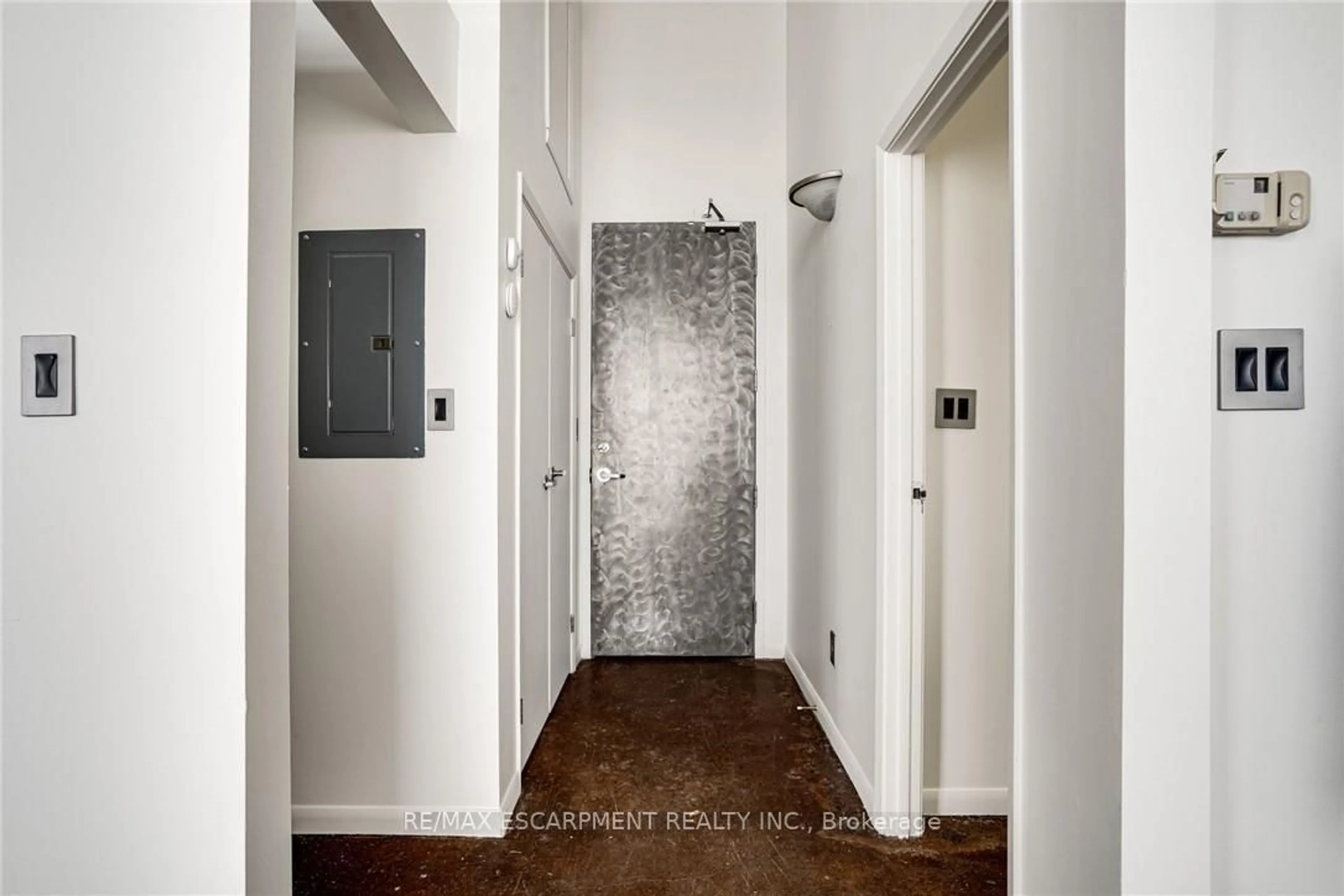 Indoor entryway for 11 REBECCA St #401, Hamilton Ontario L8R 3H7