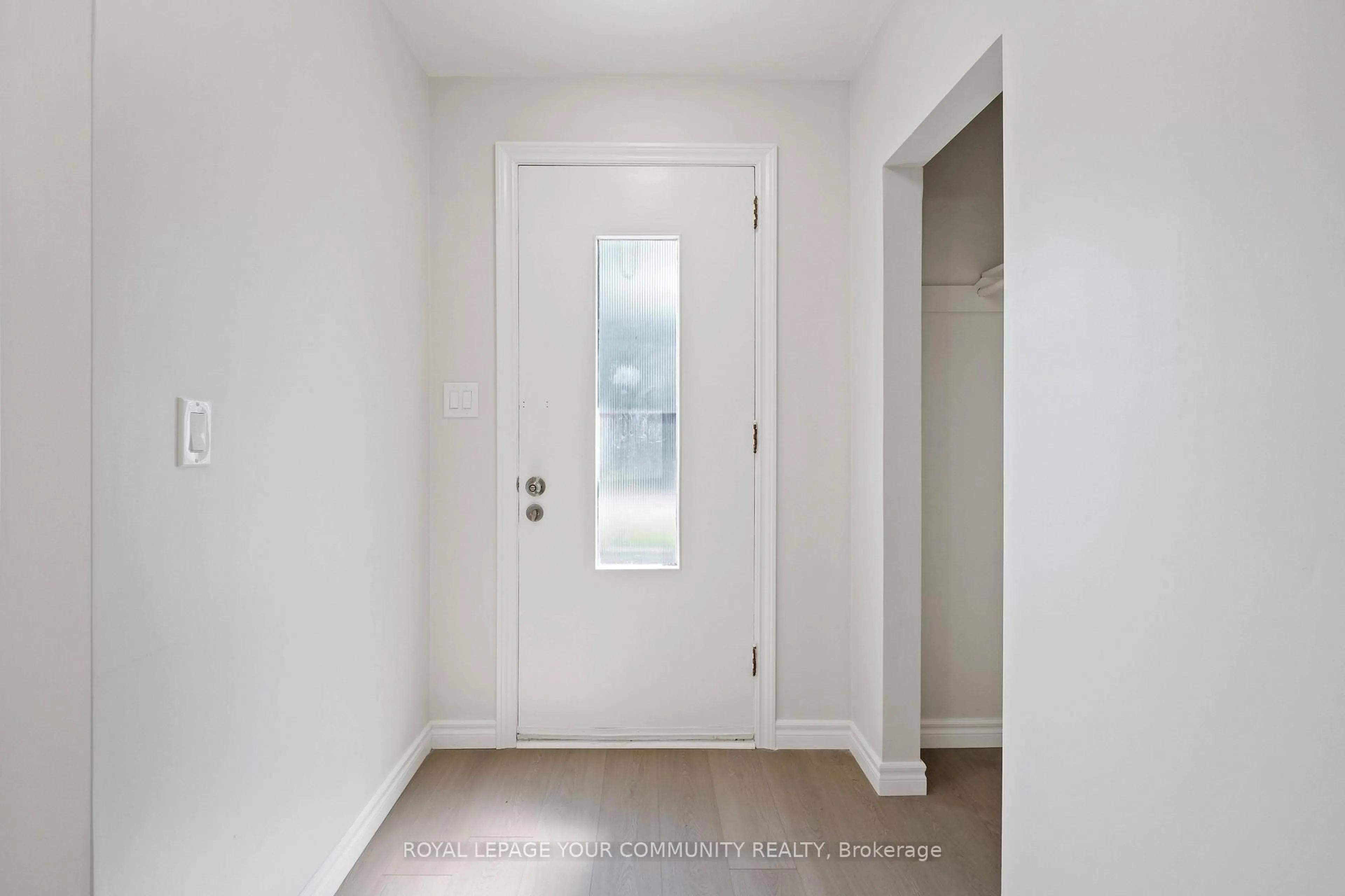 Indoor entryway for 31 Dunblane Ave, St. Catharines Ontario L2M 3Z8