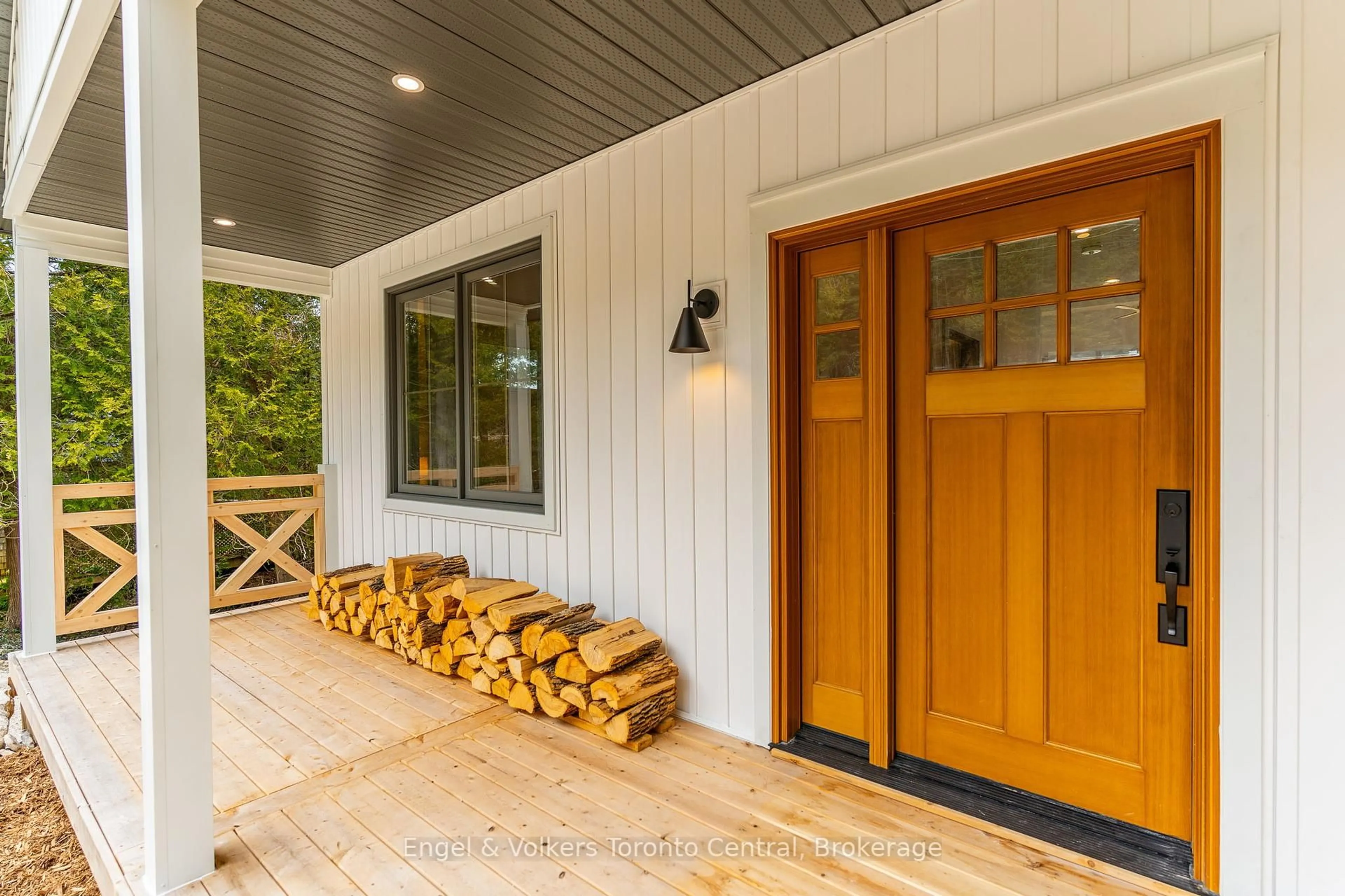 Indoor entryway for 256 Cape Chin N Shore Rd, Northern Bruce Peninsula Ontario N0H 1W0