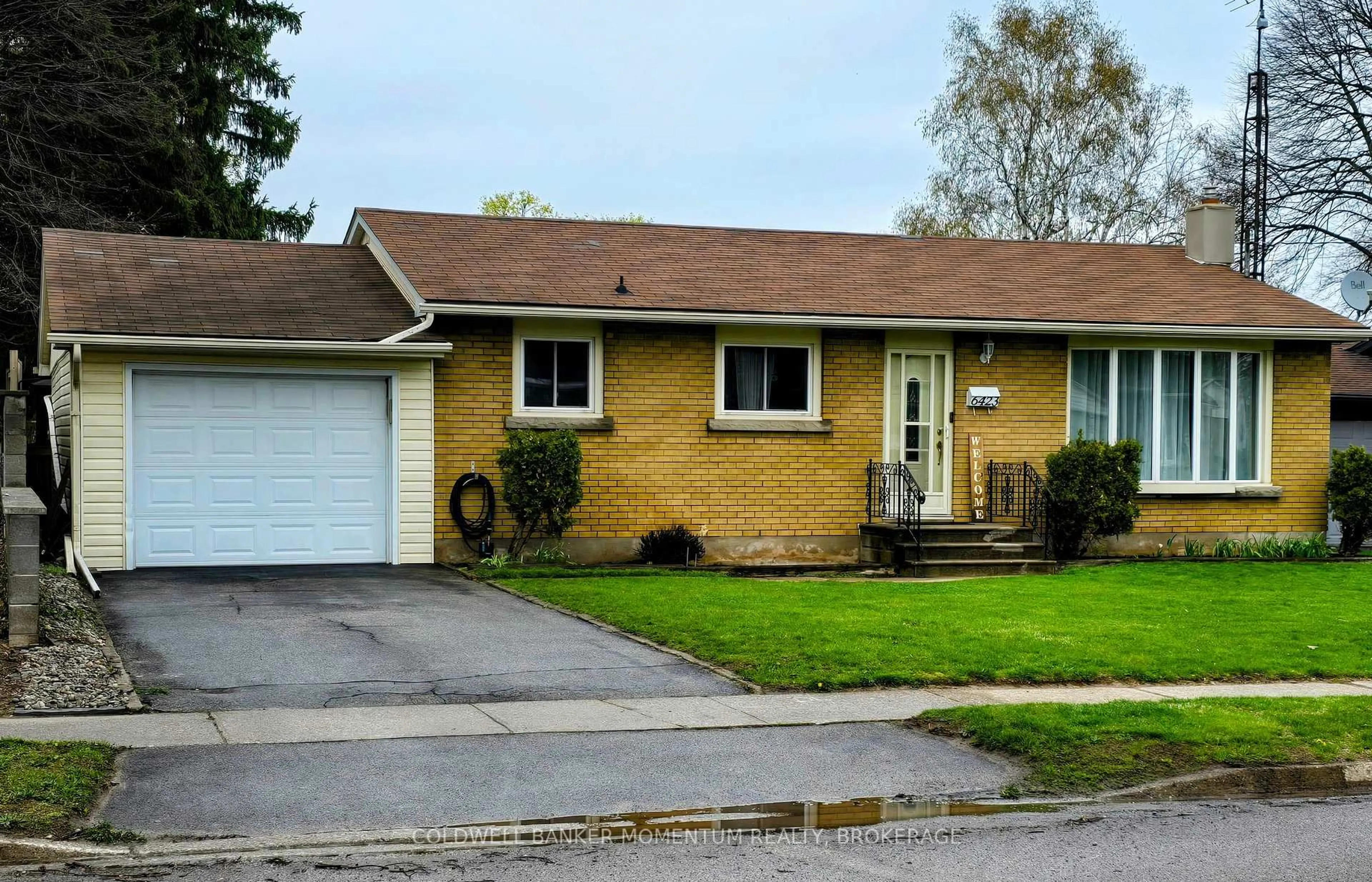 Home with vinyl exterior material, street for 6423 Doreen Dr, Niagara Falls Ontario L2E 5K4
