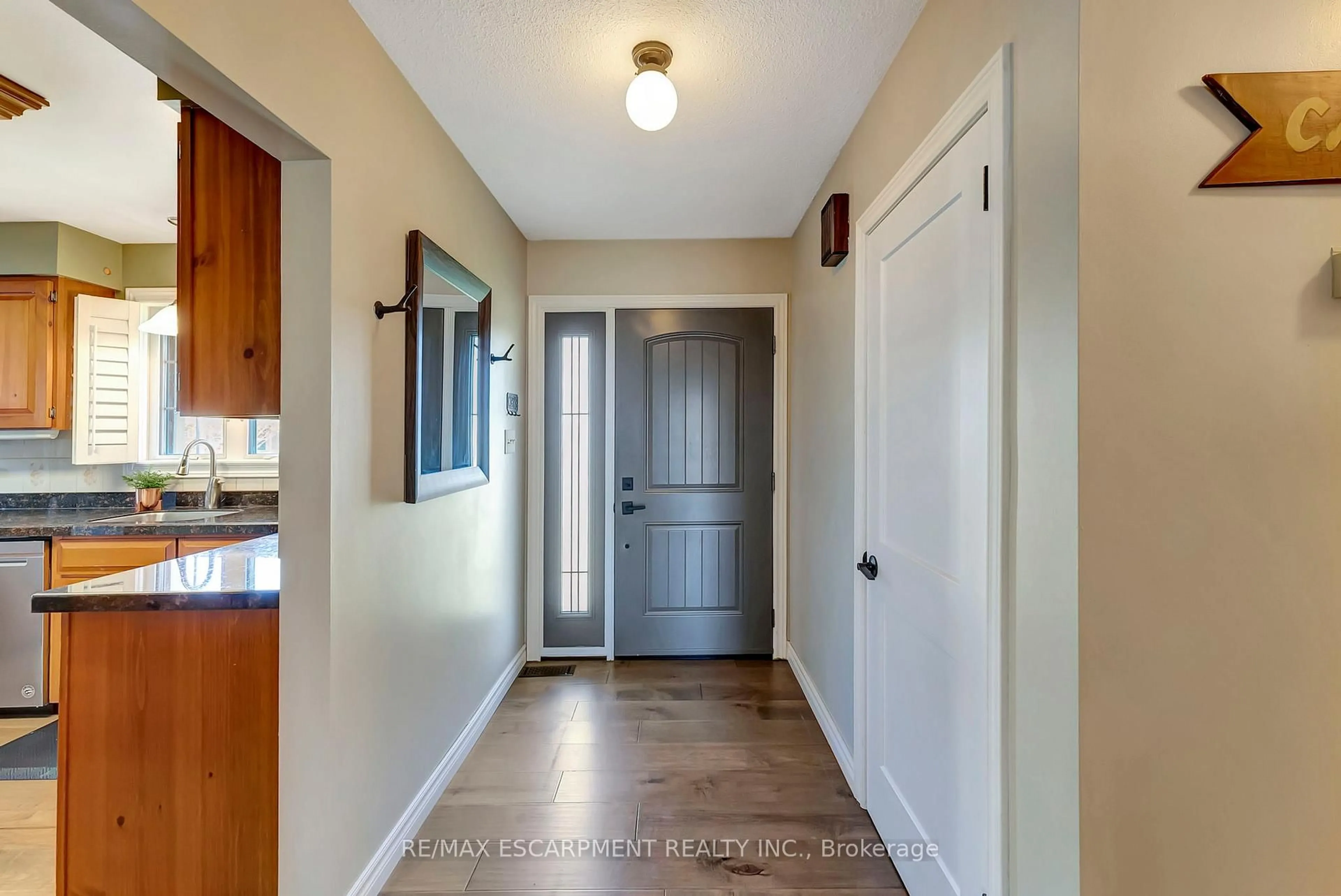 Indoor entryway for 40 King Ave, Haldimand Ontario N0A 1R0