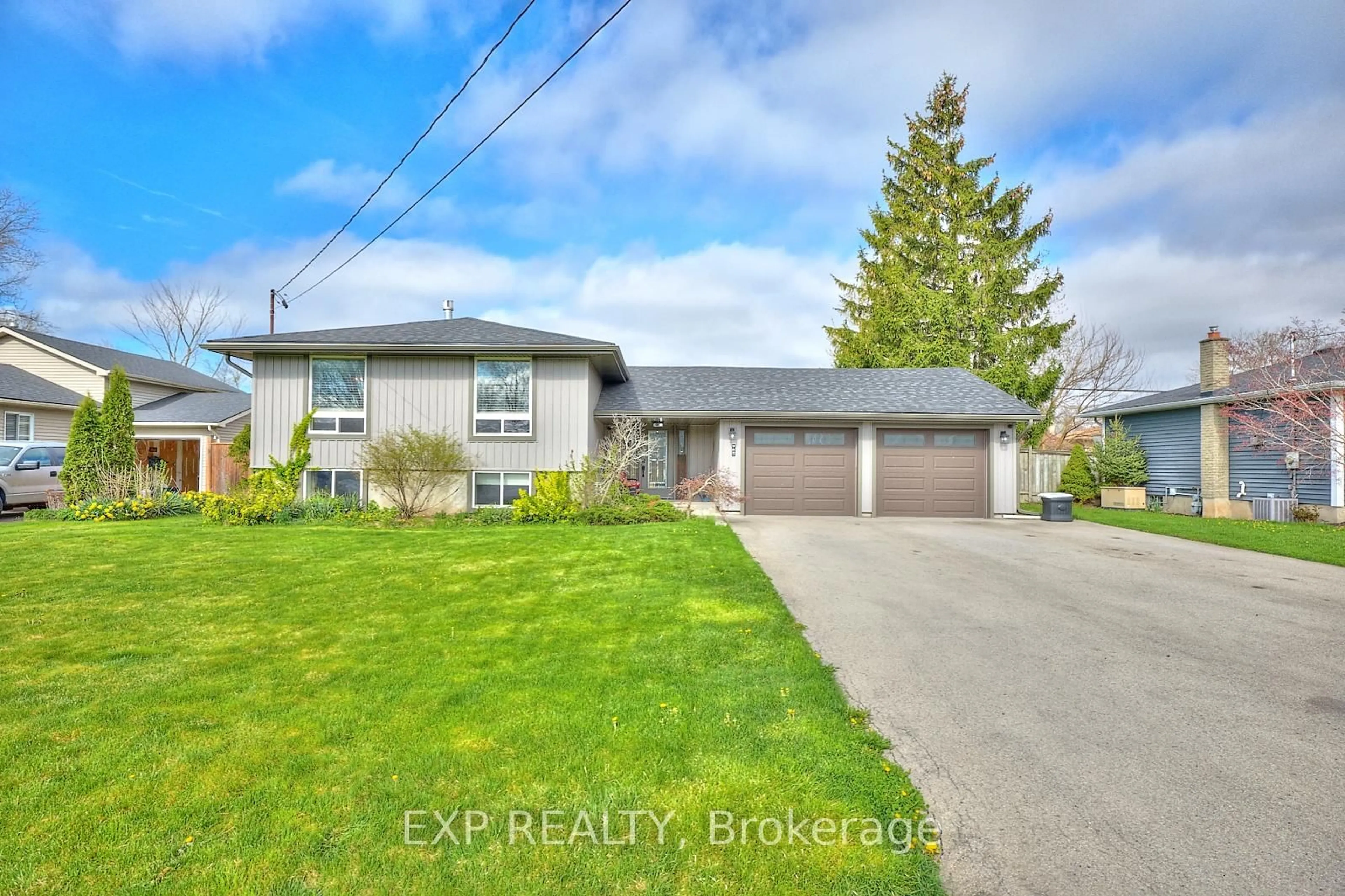 A pic from outside/outdoor area/front of a property/back of a property/a pic from drone, street for 765 GRANDVIEW Rd, Fort Erie Ontario L2A 4V6