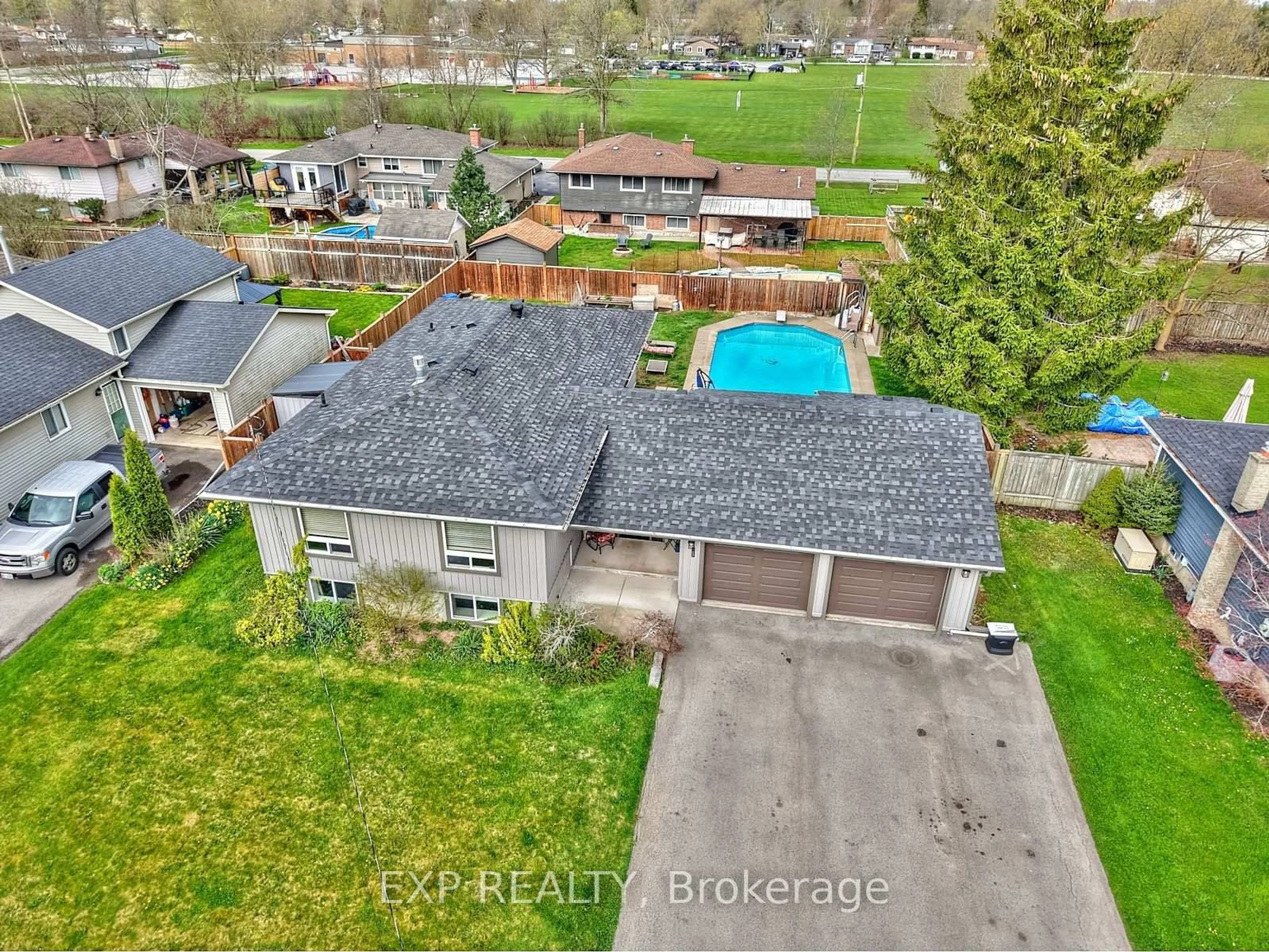 A pic from outside/outdoor area/front of a property/back of a property/a pic from drone, water/lake/river/ocean view for 765 GRANDVIEW Rd, Fort Erie Ontario L2A 4V6