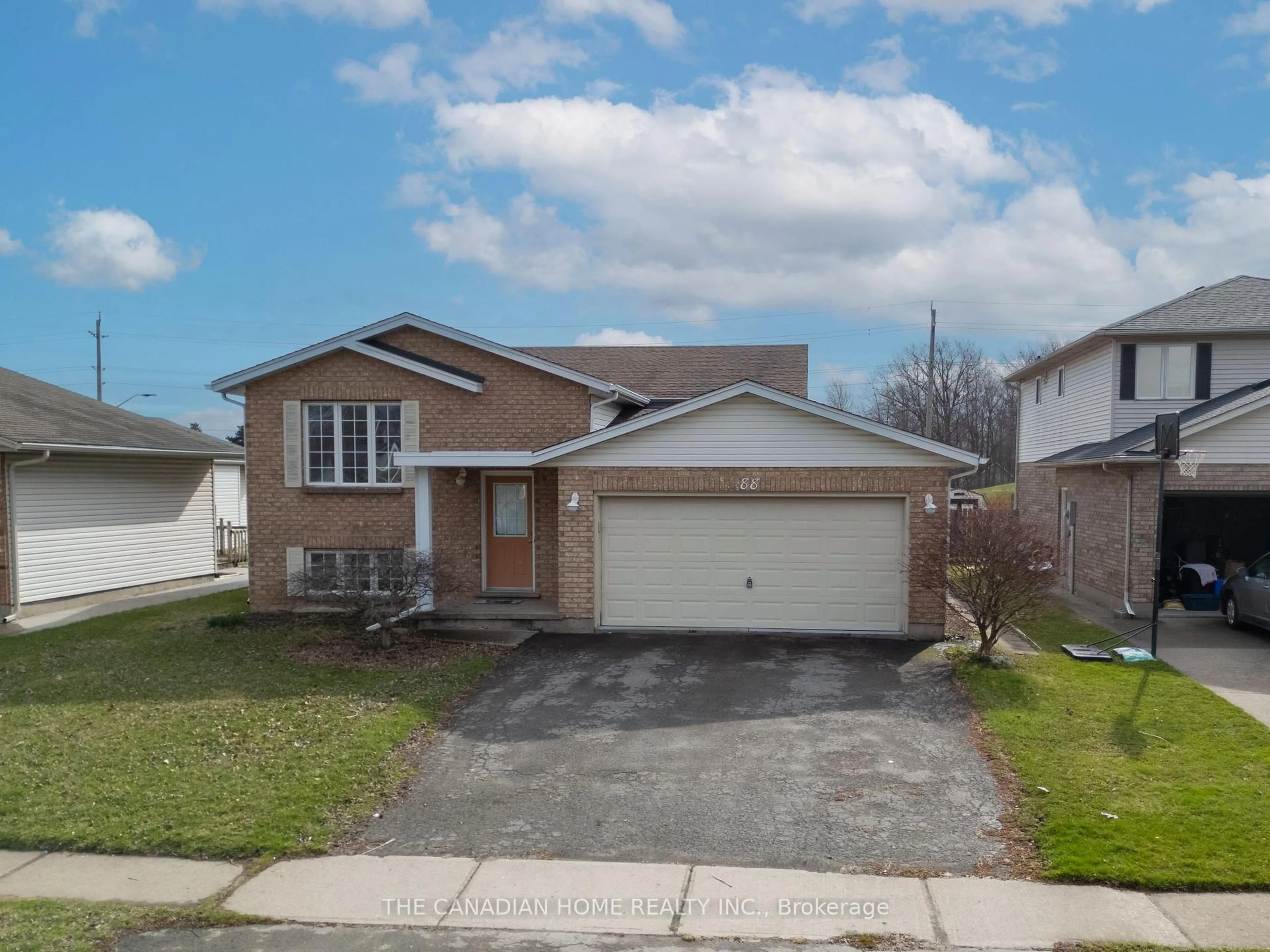 Home with vinyl exterior material, street for 88 CEDARVALE Cres, Welland Ontario L3C 6X1