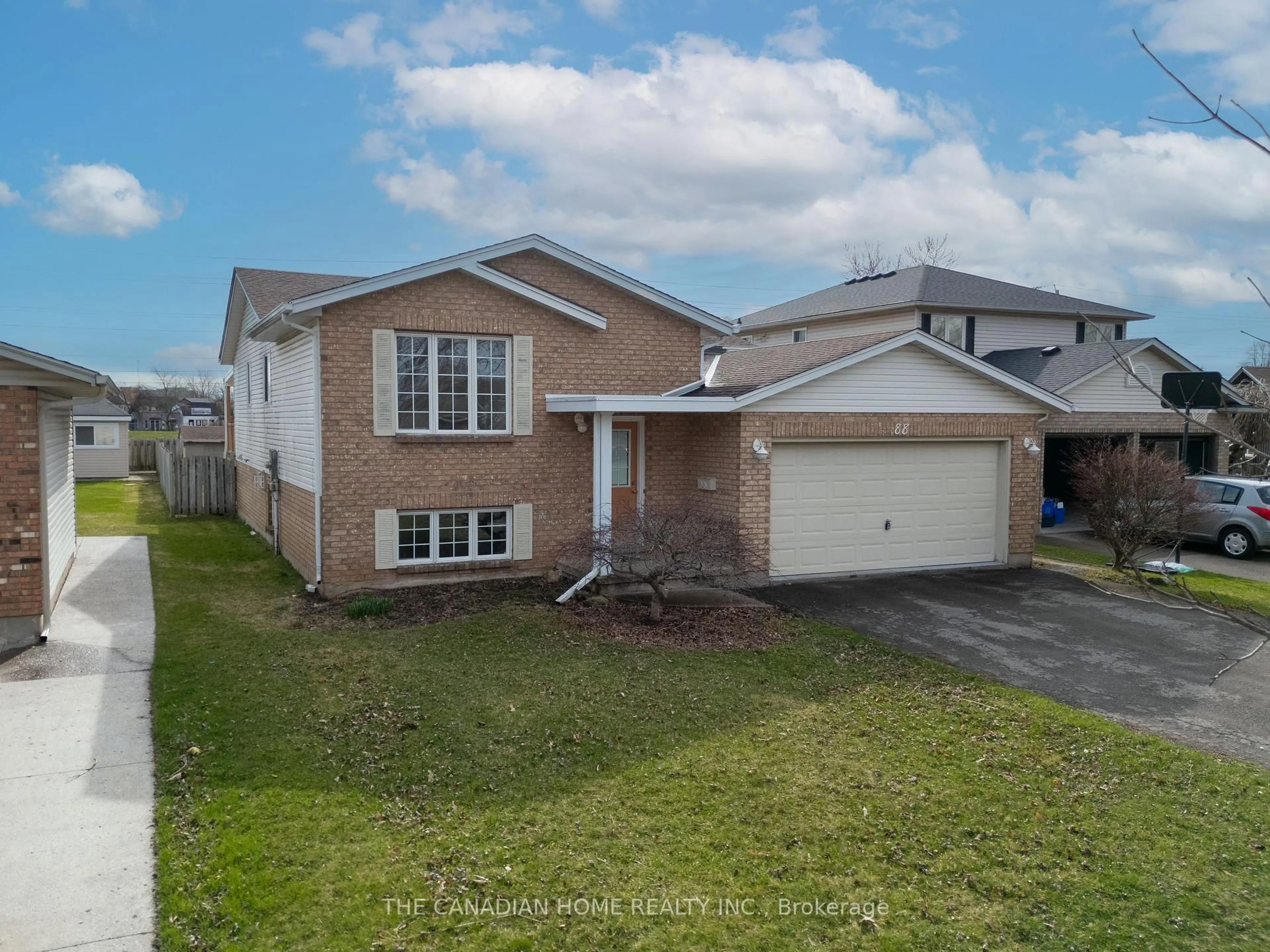 A pic from outside/outdoor area/front of a property/back of a property/a pic from drone, street for 88 CEDARVALE Cres, Welland Ontario L3C 6X1