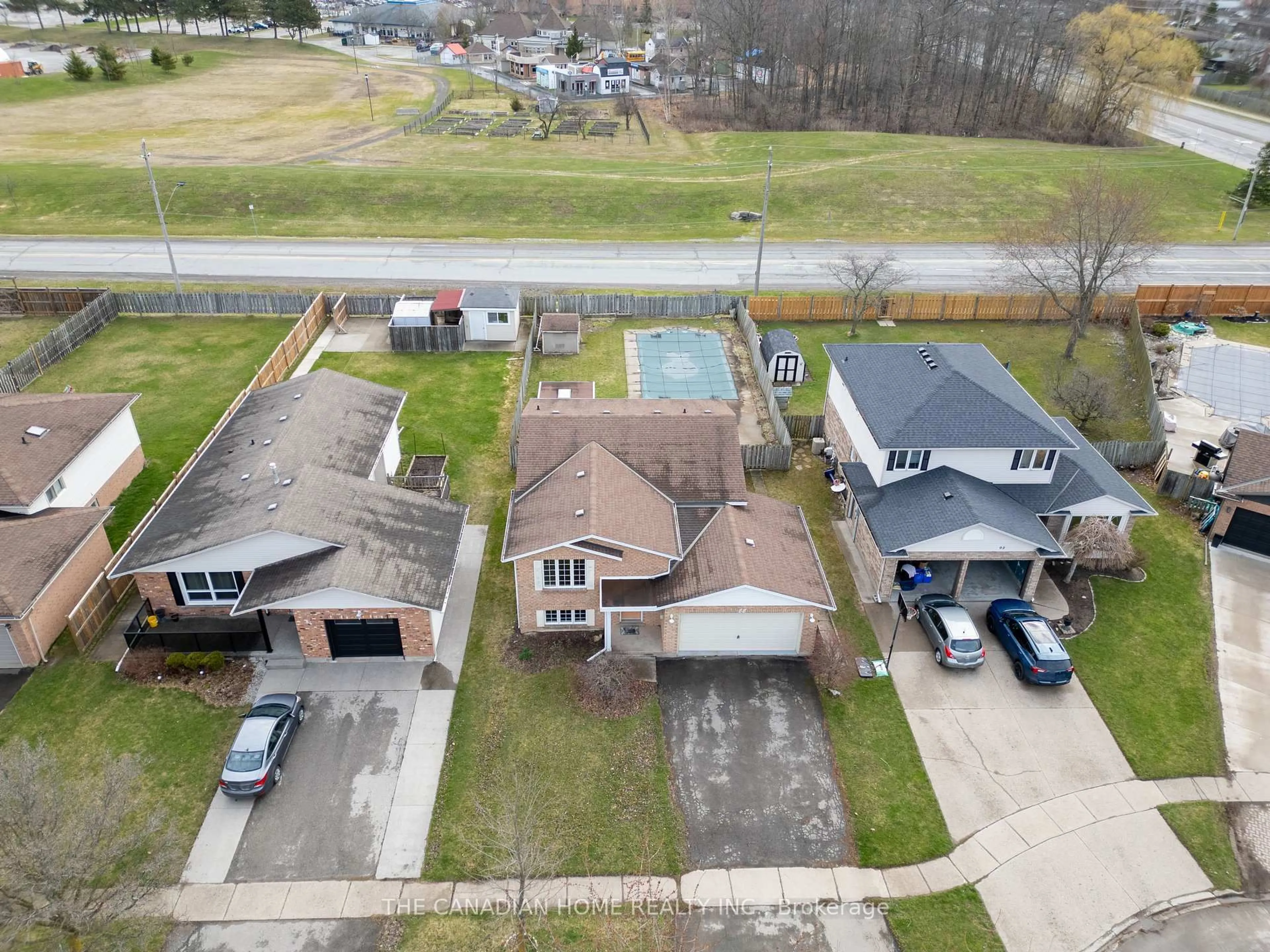 A pic from outside/outdoor area/front of a property/back of a property/a pic from drone, street for 88 CEDARVALE Cres, Welland Ontario L3C 6X1